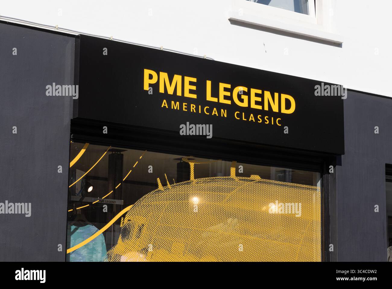 Uno scatto ravvicinato di un cartello del negozio per "PME Legend American Classic", che mostra il nome del marchio e i dettagli del design. Amersfoort, Paesi Bassi, 12 giugno 2025 Foto Stock