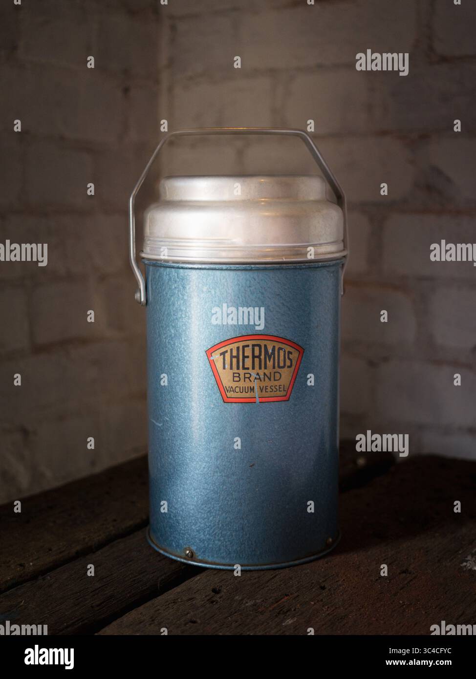 Matraccio Thermos grande vecchio. Matraccio sottovuoto per mantenere cibi e bevande caldi o freddi Foto Stock