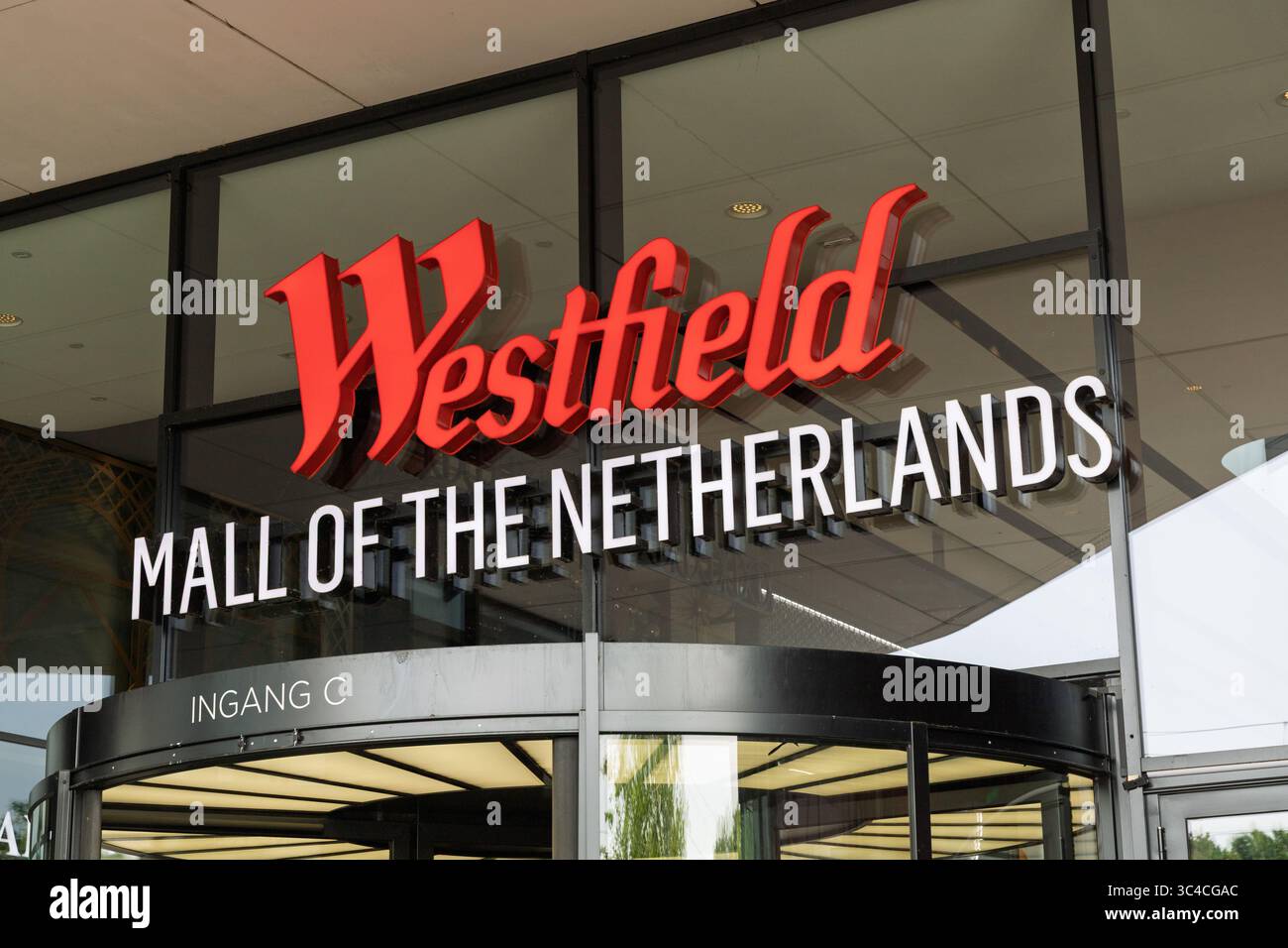 Il cartello d'ingresso principale per il centro commerciale Westfield Mall of the Netherlands, che indica una destinazione di prima classe per lo shopping. Il cielo azzurro e limpido suggerisce una piacevole giornata Foto Stock