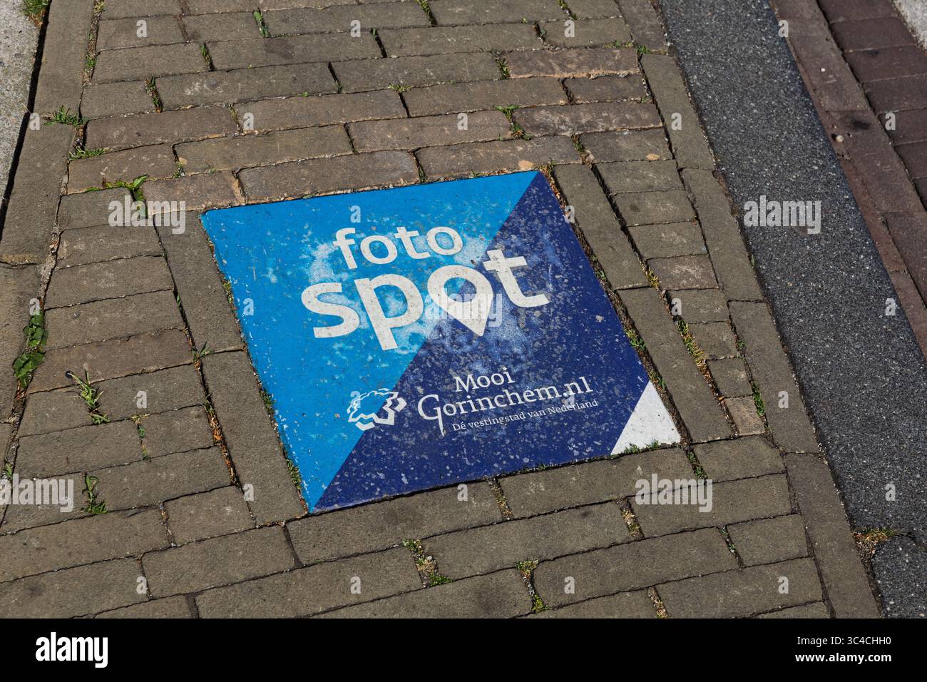 Mattonelle stradali che segnano un posto per scattare foto a Gorinchem, Paesi Bassi, incoraggiando i turisti a scattare foto. Promuove il turismo locale e le vedute panoramiche. Gorinchem, Foto Stock