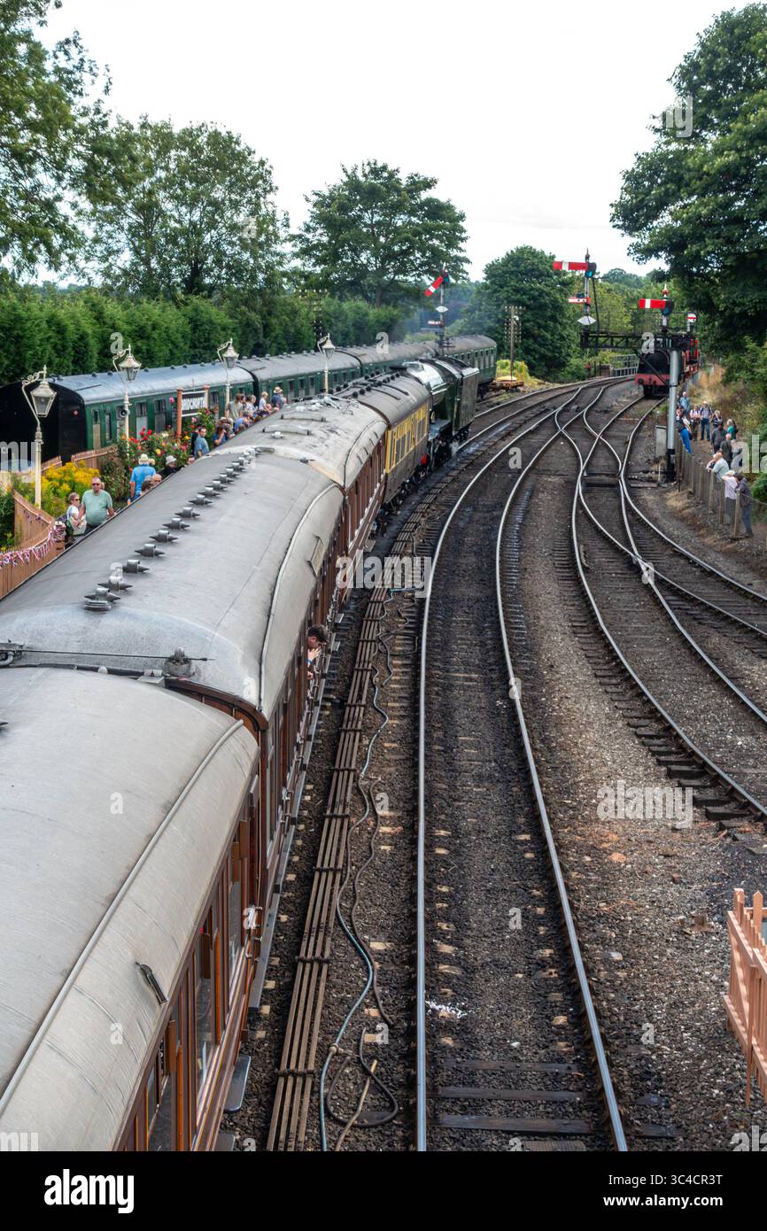 Un treno trainato da Flying Scotsman pronto a lasciare Bridgnorth Station sulla linea Severn Valley. Foto Stock