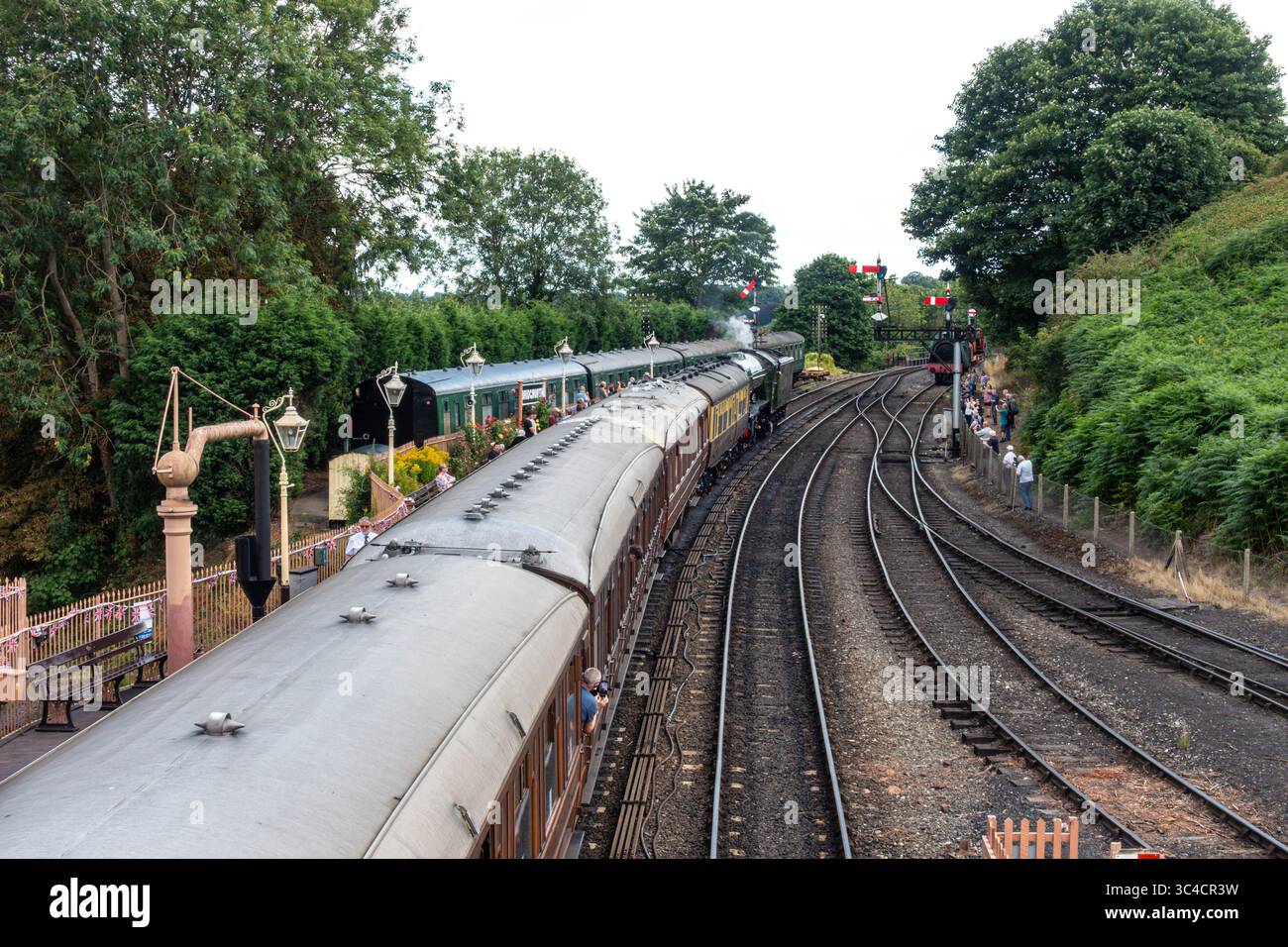Un treno trainato da Flying Scotsman pronto a lasciare Bridgnorth Station sulla linea Severn Valley. Foto Stock