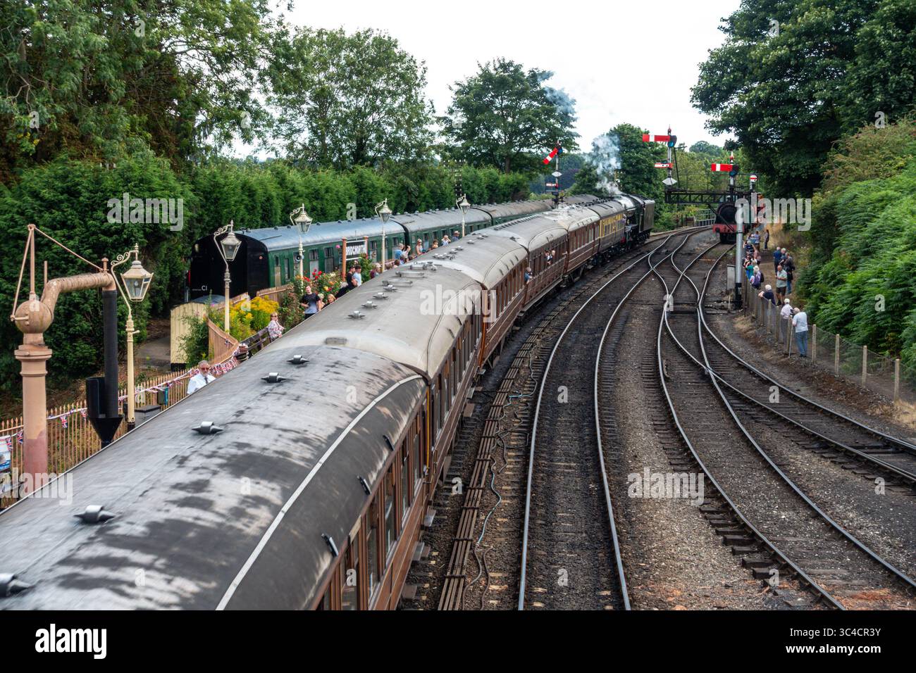 Un treno trainato da Flying Scotsman pronto a lasciare Bridgnorth Station sulla linea Severn Valley. Foto Stock