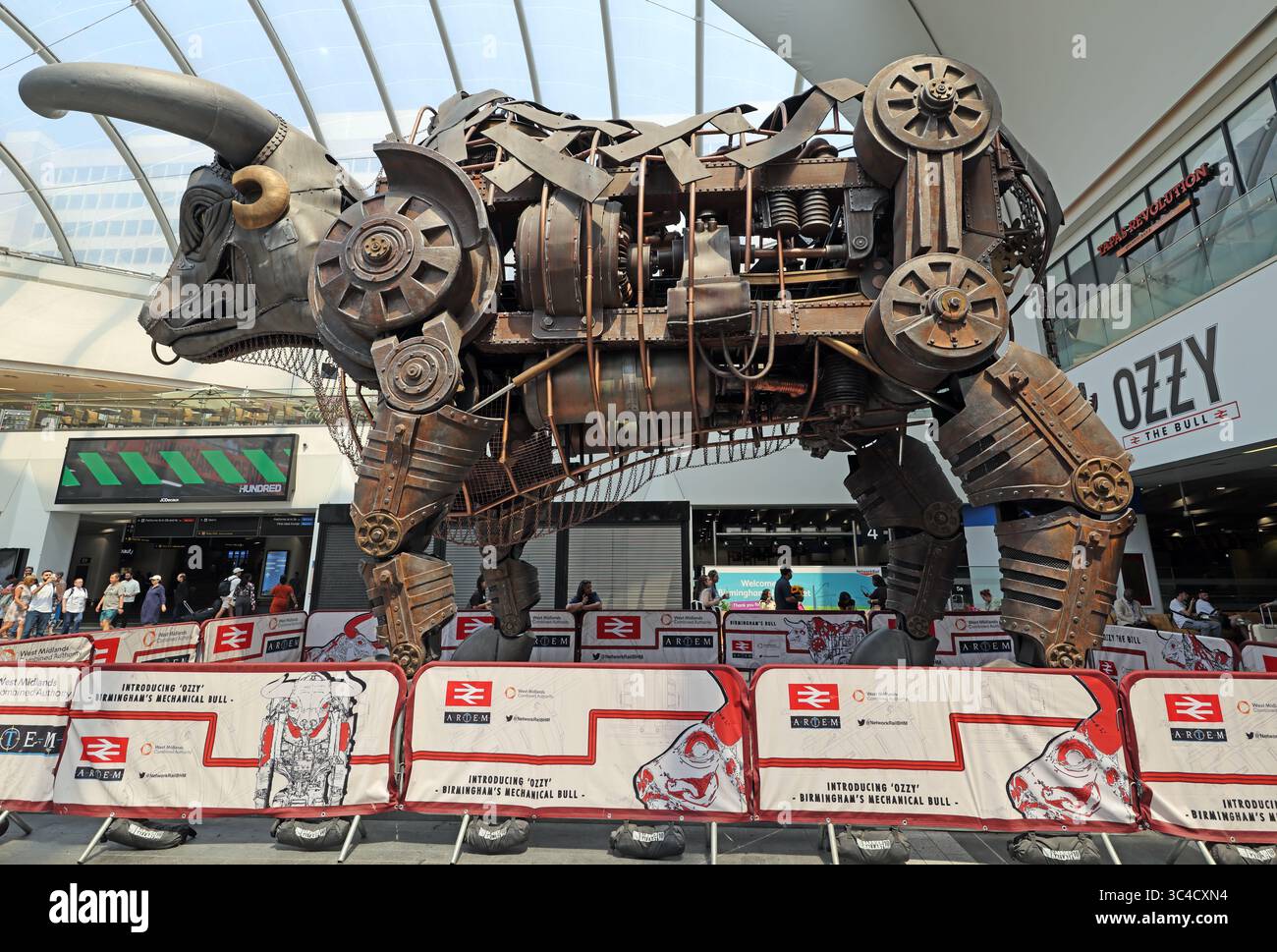 Artem Ozzy il gigante toro meccanico, icona della stazione di New Street, Birmingham, West Midlands, Inghilterra, Regno Unito Foto Stock