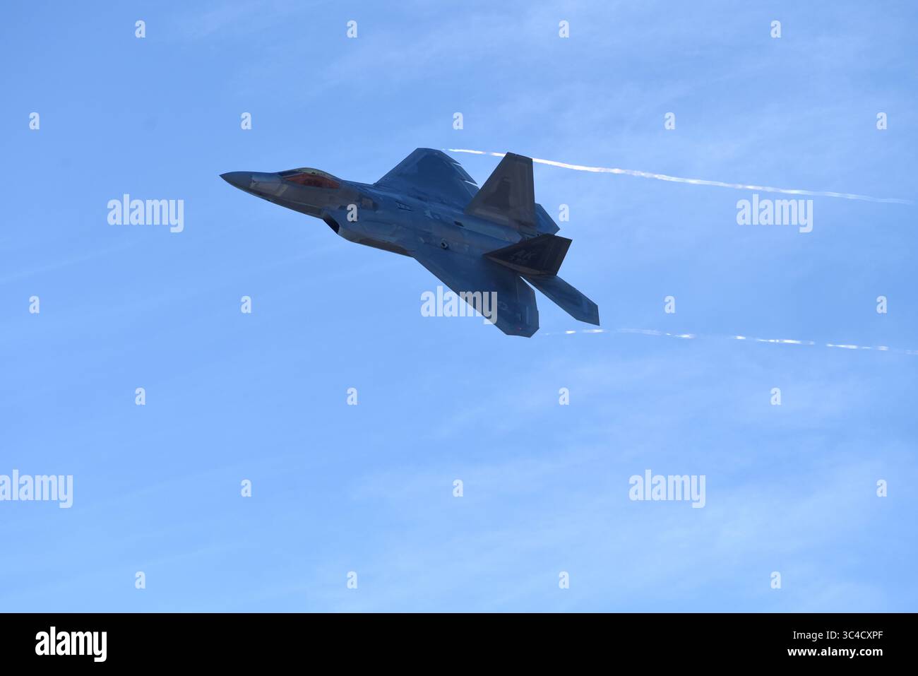 19 luglio 2018 - Alaska, Stati Uniti - il colonnello Christopher J. Niemi, comandante del 3rd Wing, conduce il suo volo fini su un F-22 Raptor, Julyy 19, 2018 presso Joint base Elmendorf-Richardson, Alaska. Il tenente generale Kenneth S. Wilsbach, comandante dell'Alaskan North American Aerospace Defense Command Region, Alaskan Command, U.S. Northern Command e Eleventh Air Force, volò come cavaliere di Niemis. (Immagine di credito: © U.S. Air Force/ZUMA Wire/ZUMAPRESS.com) Foto Stock