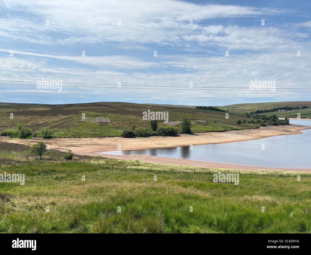 Viste panoramiche del lago artificiale Watch Water al confine, con acque calme che riflettono le colline ondulate, l'erica brughiera e sereni paesaggi panoramici in un tranqui Foto Stock