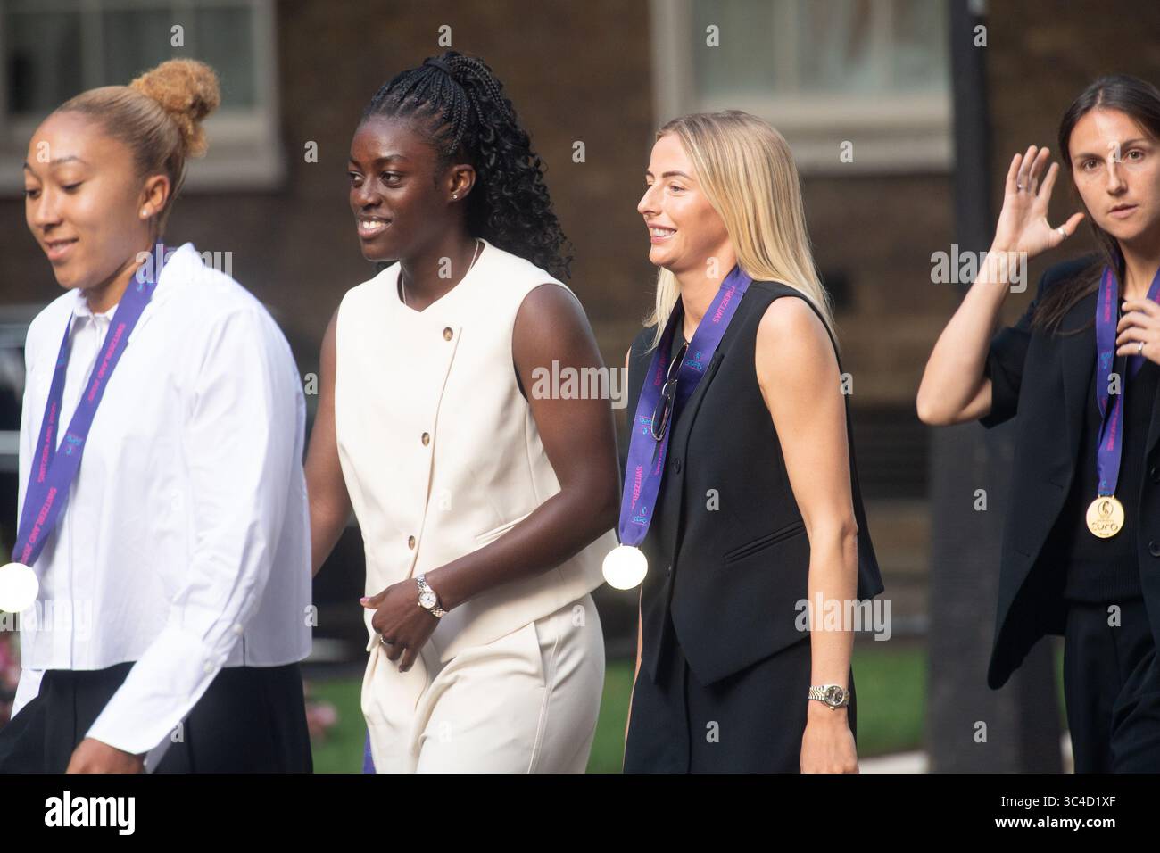 Londra, Regno Unito. 28 luglio 2025. (L-R) - le leghe Lauren James, Michelle Agyemang, Chloe Kelly e Lotte Wubben-Moy visitano Downing Street per una funzione ospitata dal vice primo ministro Angela Rayner per celebrare i titoli di Euros Back to Back. Credito: Justin ng/Alamy Live News. Foto Stock
