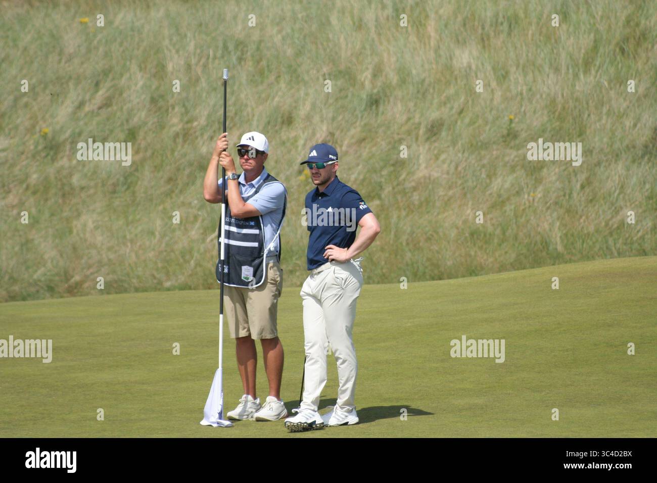North Berwick Scotland, 13 luglio 2025, Genesis Scottish Open Conor Syme contempla un'opportunità persa con caddie Foto Stock