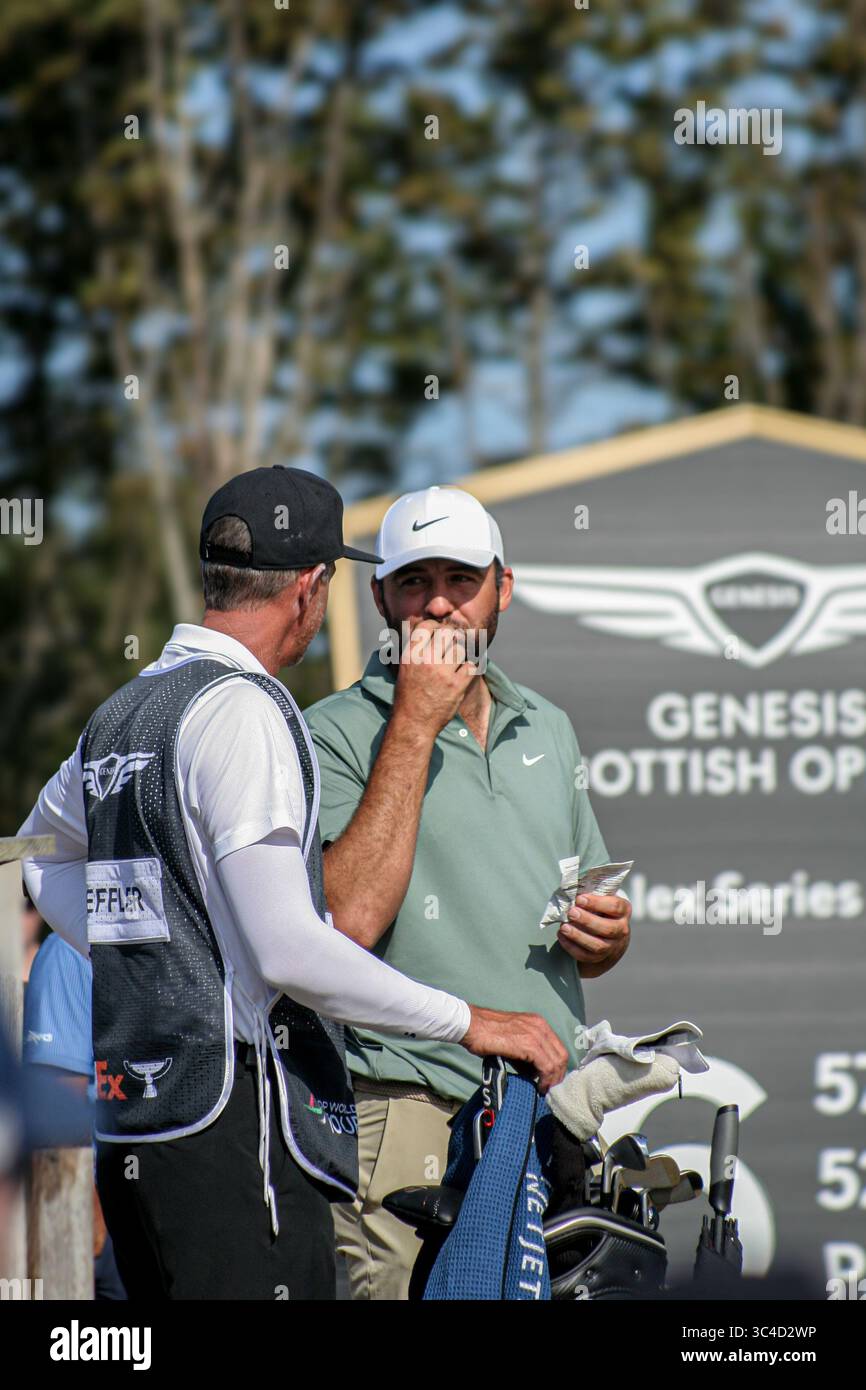 North Berwick Scotland, 13 luglio 2025, Genesis Scottish Open Scottie Scheffler e caddie in discussioni prima del prossimo Tee shot Foto Stock