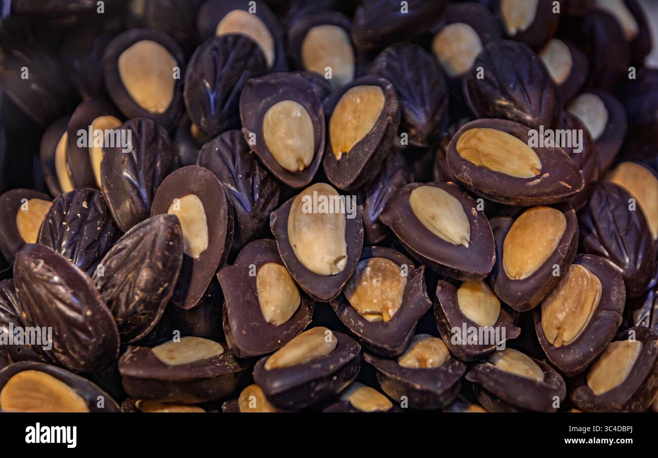Deliziosi dolci alle noci turche, medaglioni di cioccolato con mandorle in vendita presso il bazar egiziano di Istanbul, Turchia Foto Stock