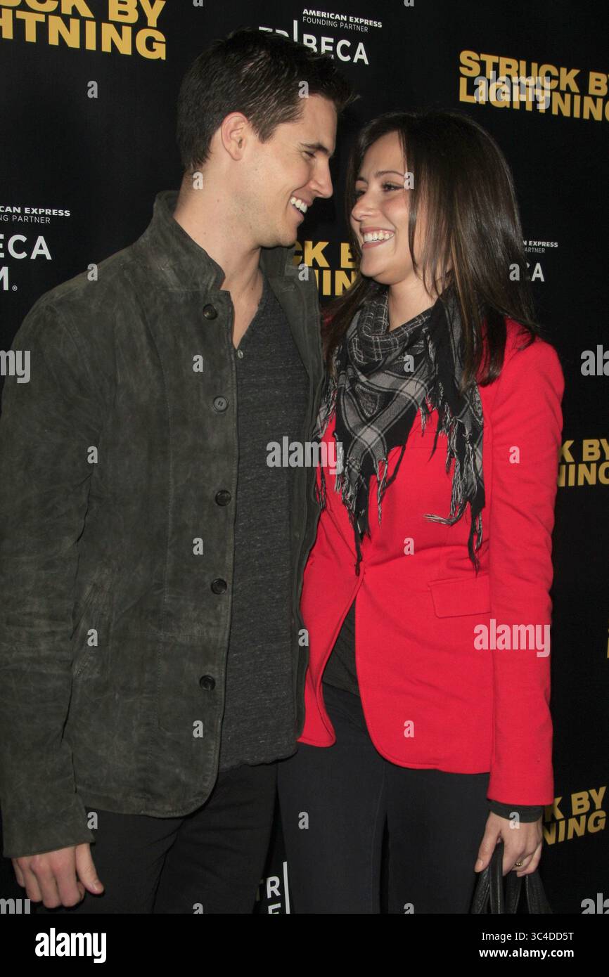 6 gennaio 2013 - Los Angeles, California, Stati Uniti - Robbie Amell alla premiere ''Struck by Lightening'' al Chinese Cinema 6 Theaters. (Immagine di credito: © Kathy Hutchins via ZUMA Wire) Foto Stock