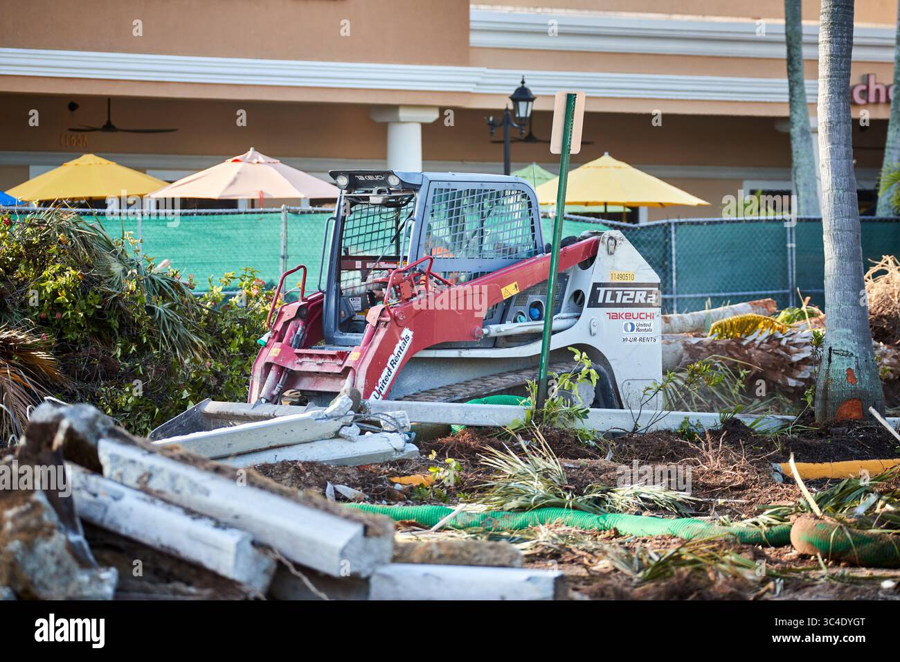 Palm Beach Gardens, Florida, Stati Uniti. 7 luglio 2025. Progetto di riqualificazione Business Plaza. Lavori in corso sul sito Foto Stock