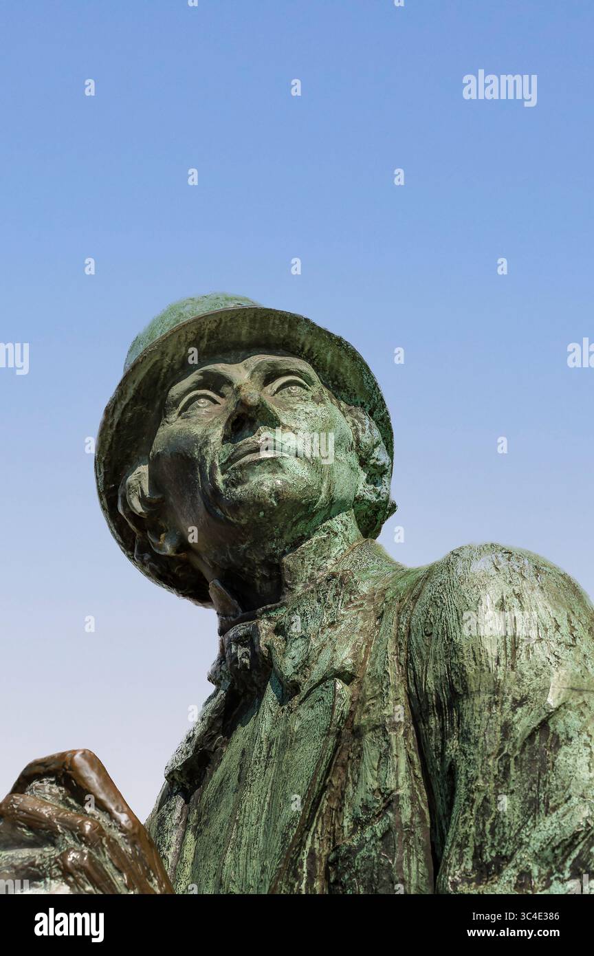 Copenaghen, 17 luglio 2025 - Statua del famoso autore danese H.C. Andersen, che cattura la sua eredità in bronzo contro un cielo azzurro Foto Stock