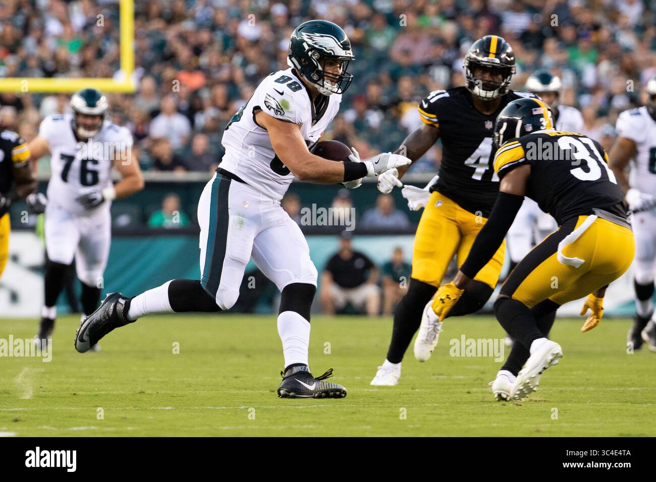9 agosto 2018: Tight end dei Philadelphia Eagles Dallas Goedert (88) in azione contro la safety dei Pittsburgh Steelers Jordan Dangerfield (37) durante la gara NFL tra gli Steelers e i Philadelphia Eagles al Lincoln Financial Field di Philadelphia, Pennsylvania. Christopher Szagola/CSM(immagine di credito: &Copy; Chris Szagola/CSM tramite filo ZUMA) Foto Stock