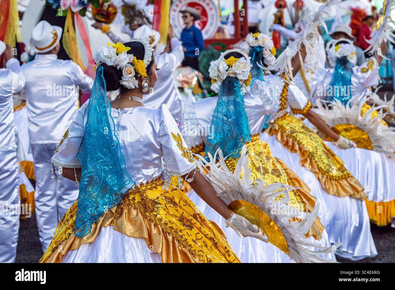 Abiti tradizionali colorati con disegni intricati e decorazioni floreali alla Calgary Stampede Parade. La voce Fiesta Filipino. Foto Stock