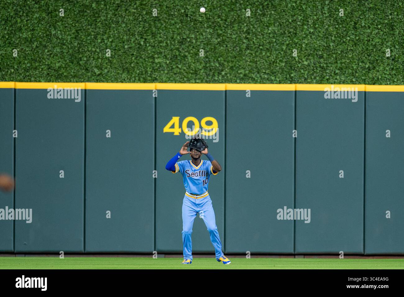 10 agosto 2018: Cameron Maybin (10), il centrocampista dei Seattle Mariners, fa una presa durante una partita della Major League Baseball tra gli Houston Astros e i Seattle Mariners nella notte degli anni '1970 al Minute Maid Park di Houston, Texas. I Mariners hanno vinto la partita 5 a 2...Trask Smith/CSM(Credit Image: &Copy; Trask Smith/CSM via ZUMA Wire) Foto Stock