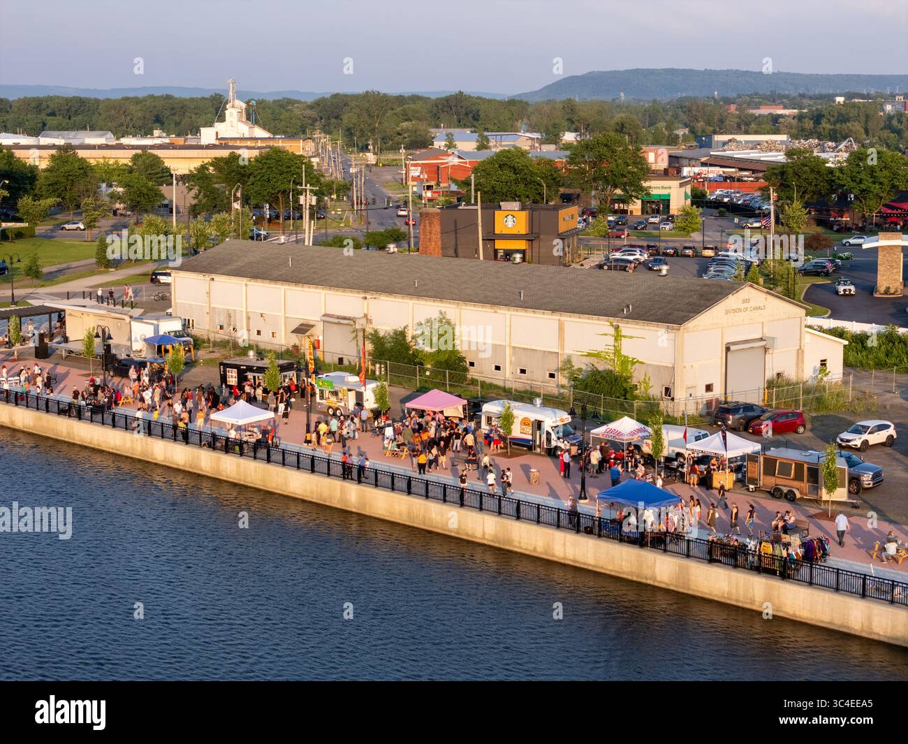 L'Albany Symphony suona un concerto gratuito a Harbor Point presso il canale Erie a Utica, New York, luglio 2025 Foto Stock