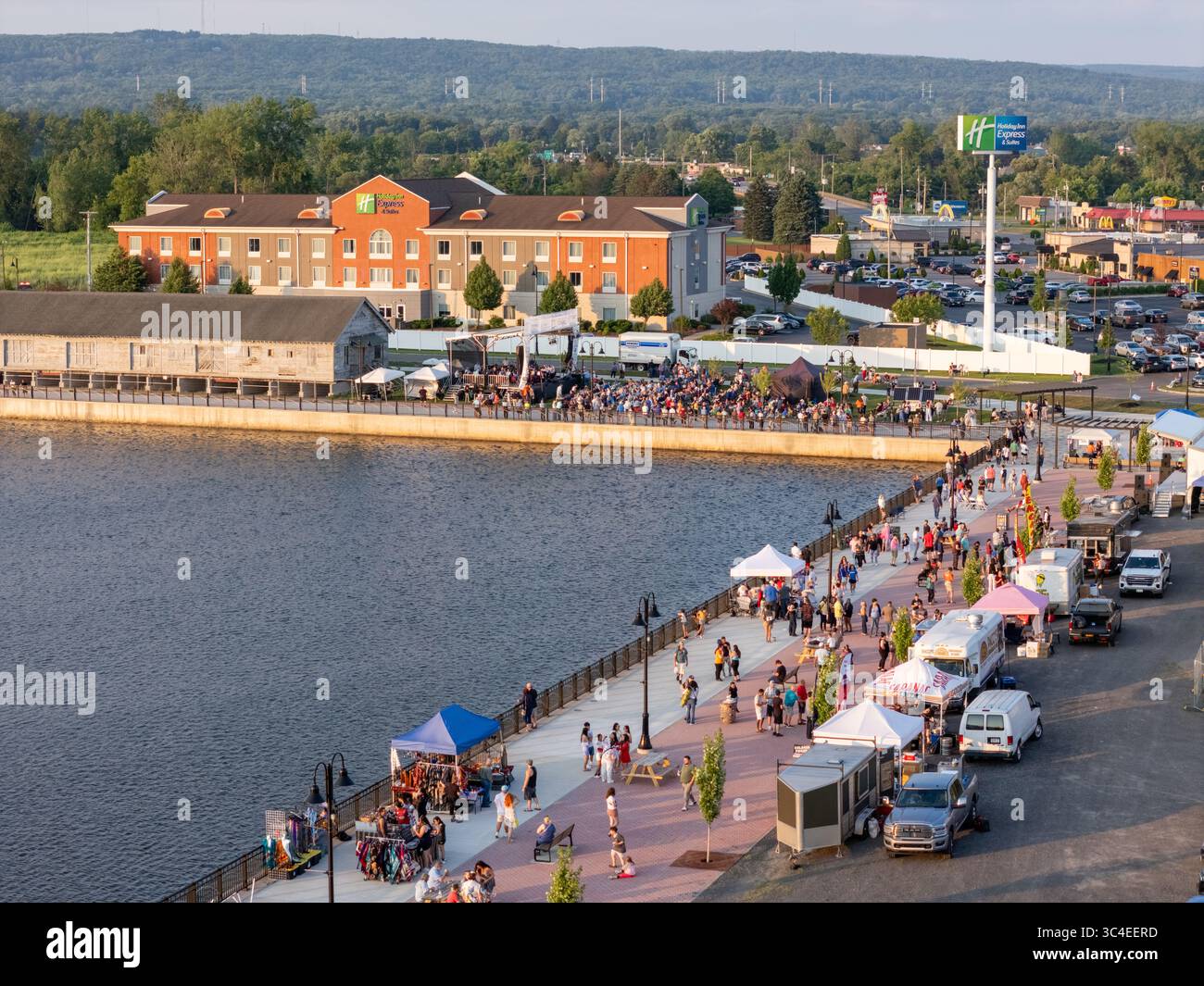 L'Albany Symphony suona un concerto gratuito a Harbor Point presso il canale Erie a Utica, New York, luglio 2025 Foto Stock
