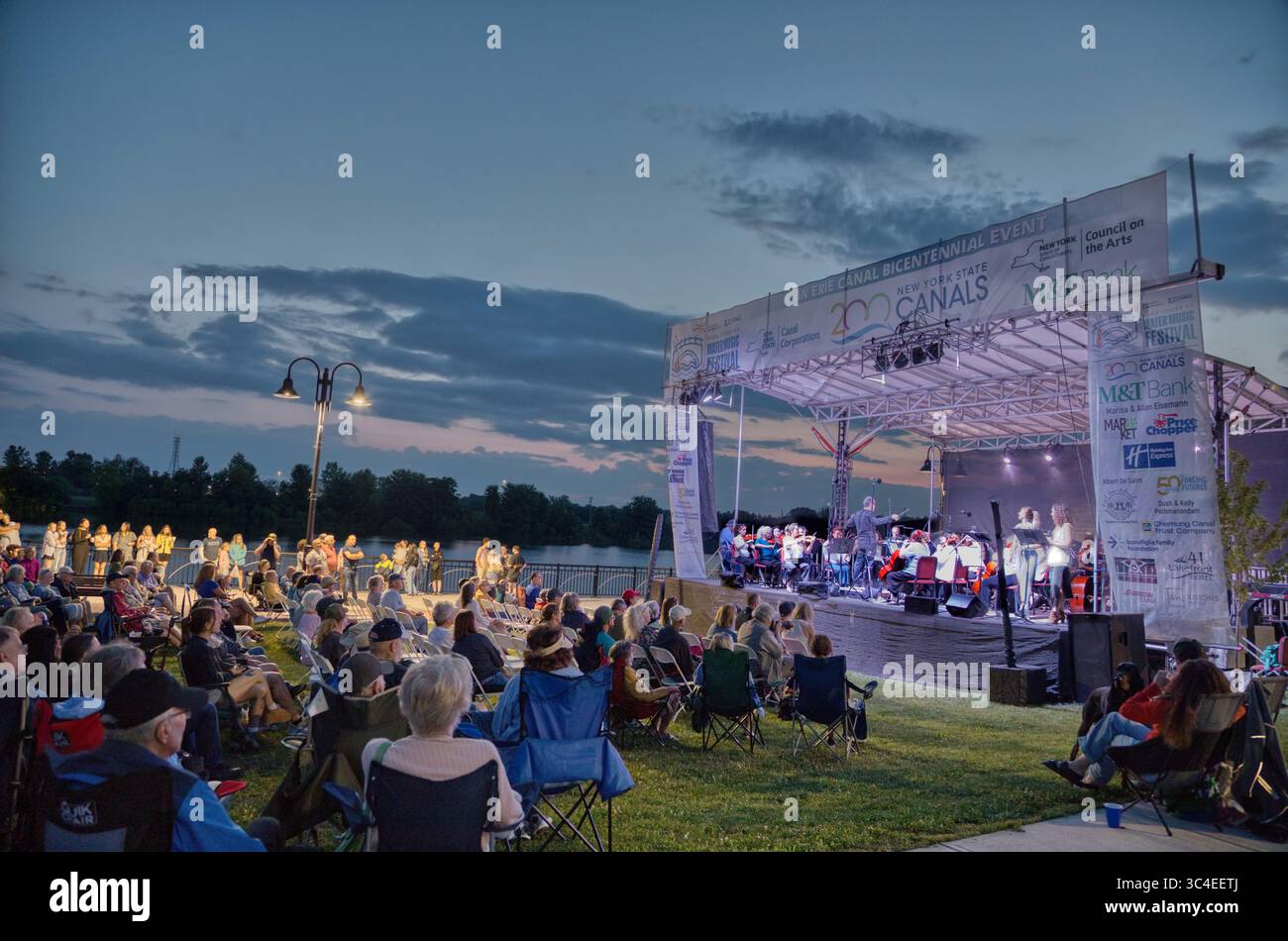 Albany Symphony suona un concerto gratuito presso il canale Erie a Utica, New York, luglio 2025 Foto Stock