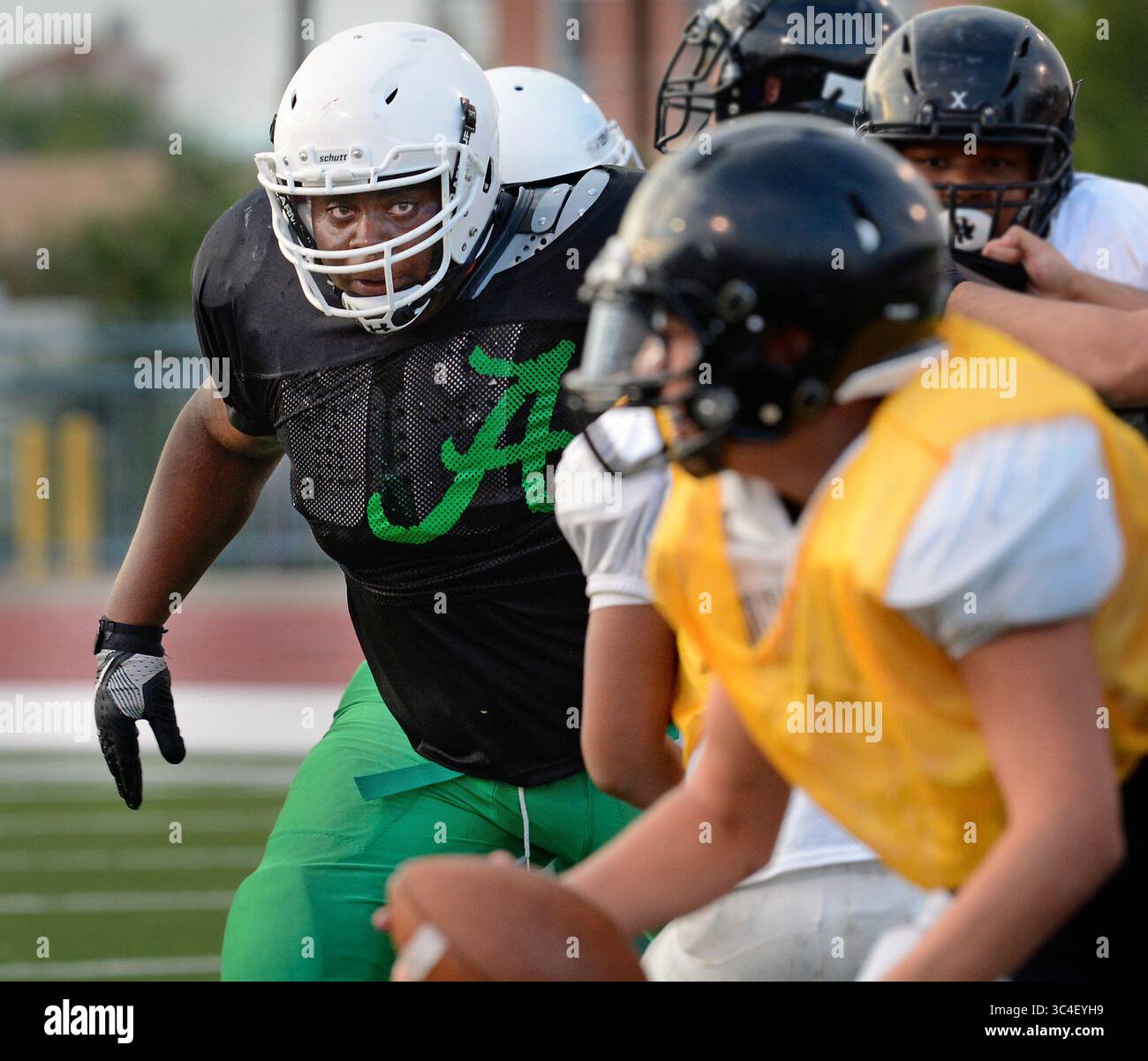 15 agosto 2018 - Albuquerque, NEW MEXICO, Stati Uniti - il defensive lineman di Albuquerque High Christian Carreathers guarda al portacampioni mentre spinge i difensori fuori strada nella linea di scrimmage mercoledì sera al Milne Stadium. Mercoledì 15 agosto 2018. (Immagine di credito: © Jim Thompson/Albuquerque Journal via ZUMA Wire) Foto Stock