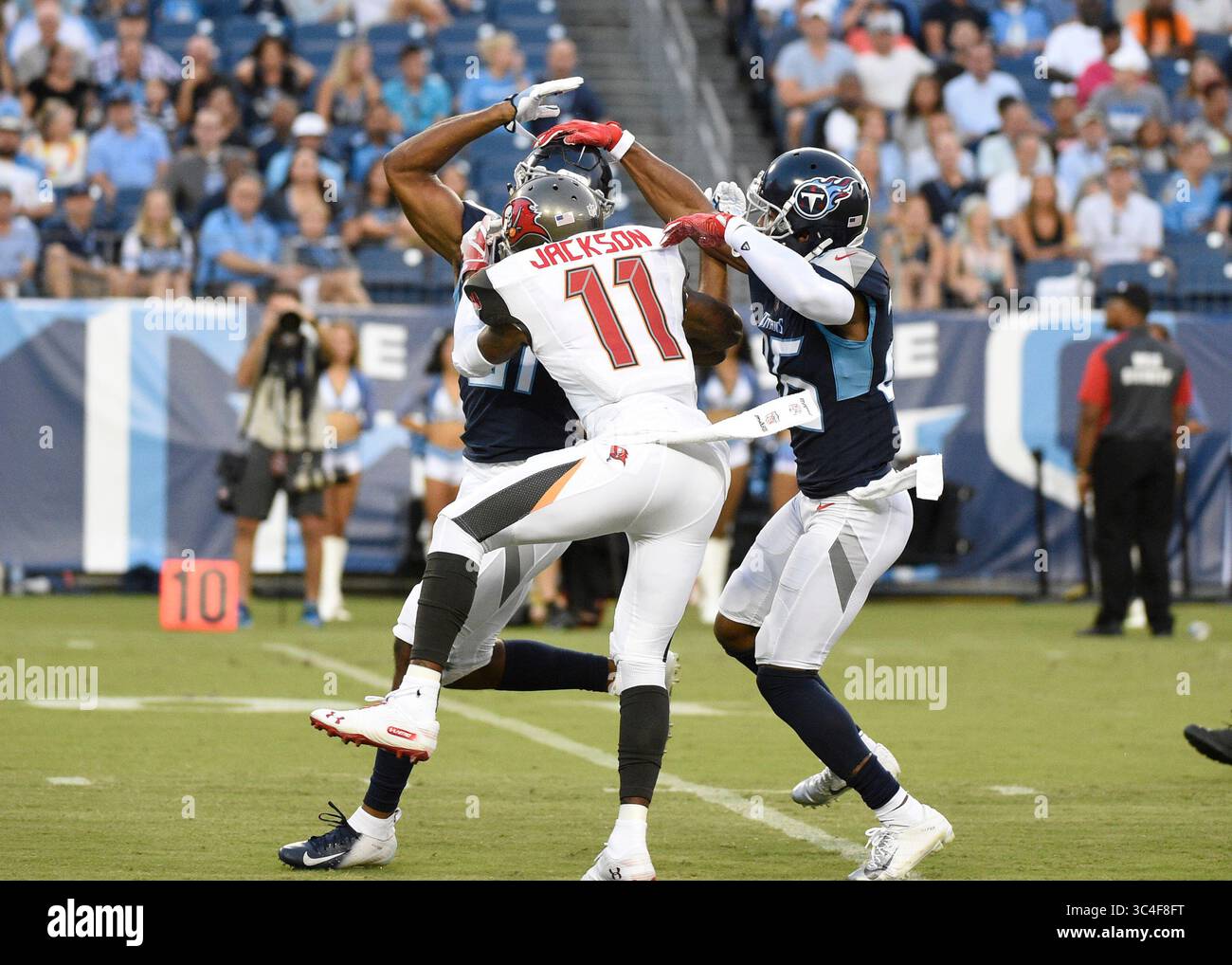18 agosto 2018; il defensive back dei Tennessee Titans Logan Ryan (26) e il defensive back dei Tennessee Titans Trey Caldwell (31) rompono il passaggio il wide receiver dei Tampa Bay Buccaneers DeSean Jackson (11) durante il primo periodo tra i Tampa Bay Buccaneers e i Tennessee Titans e il Nissan Stadium . (Credito fotografico obbligatorio: Steve Roberts/CSM)(immagine di credito: &Copy; Steve Roberts/Cal Sport Media/CSM tramite cavo ZUMA) Foto Stock