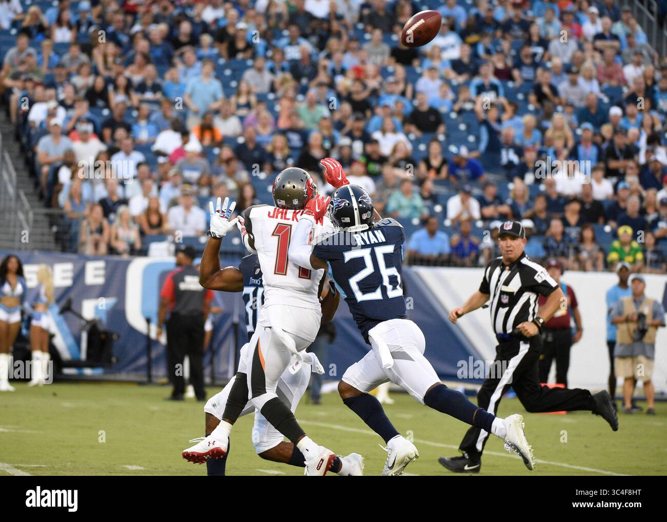 18 agosto 2018; il defensive back dei Tennessee Titans Logan Ryan (26) e il defensive back dei Tennessee Titans Trey Caldwell (31) rompono il passaggio il wide receiver dei Tampa Bay Buccaneers DeSean Jackson (11) durante il primo periodo tra i Tampa Bay Buccaneers e i Tennessee Titans e il Nissan Stadium . (Credito fotografico obbligatorio: Steve Roberts/CSM)(immagine di credito: &Copy; Steve Roberts/Cal Sport Media/CSM tramite cavo ZUMA) Foto Stock