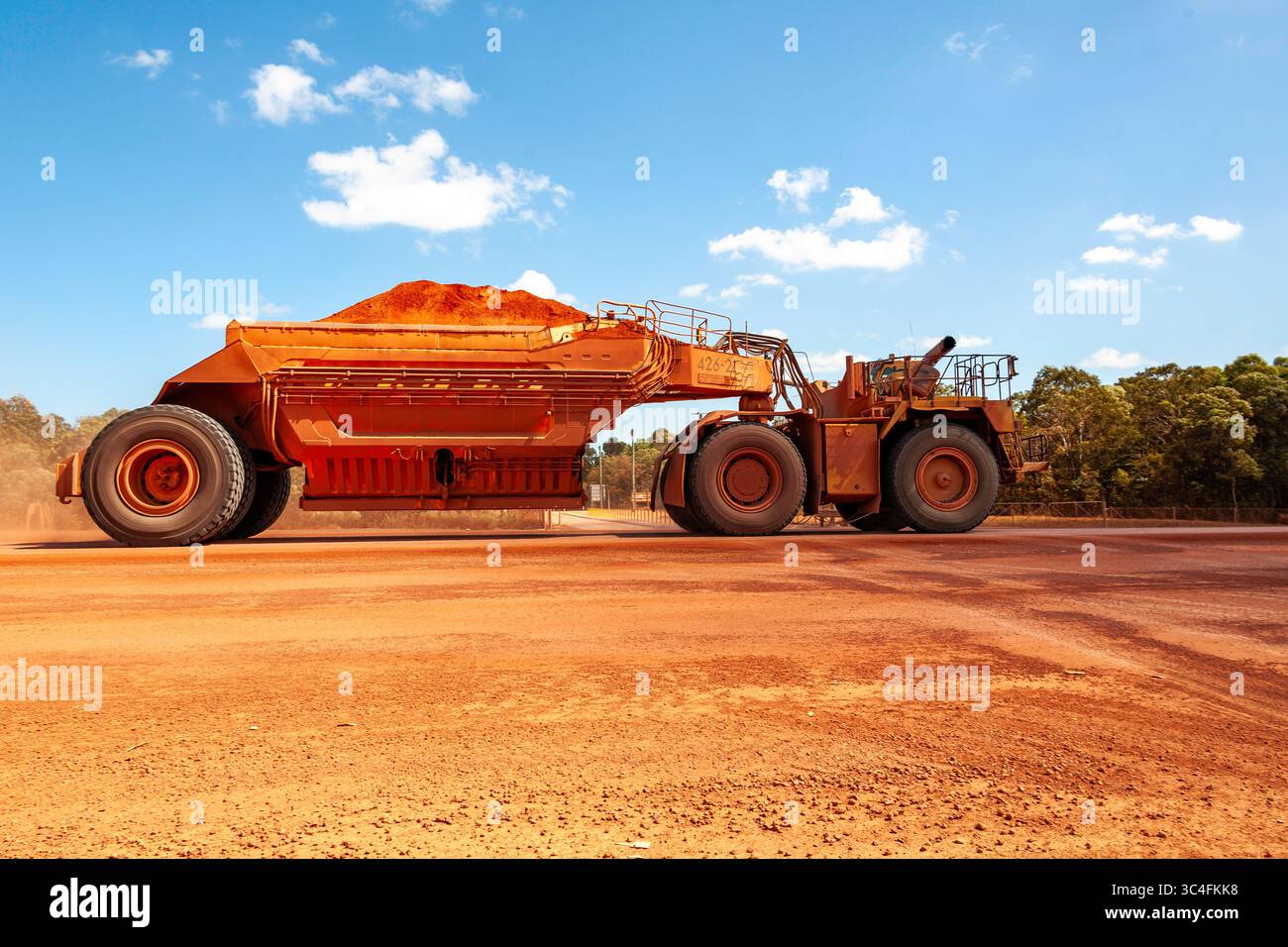massiccio estrazione mineraria di ferro motore enorme dumper da 250 tonnellate caterpillar 250 toni duecentocinquanta capacità weipa, penisola di cape york, queensland australia Foto Stock