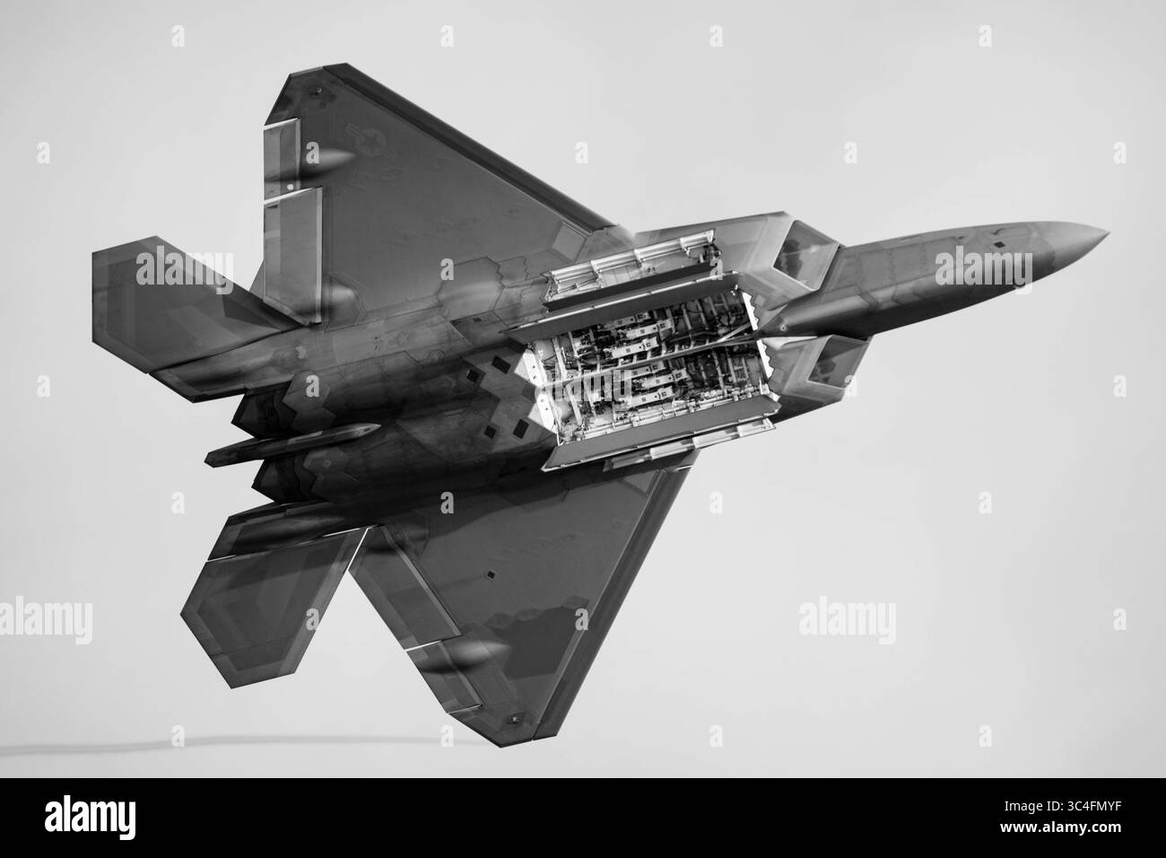 1 agosto 2018 - Hampton, Virginia, Stati Uniti - Major Paul Lopez, comandante/pilota dell'F-22 Raptor Demonstration Team, apre la porta-baia delle armi durante uno spettacolo di pratica alla Langley Air Force base, Virginia, Augustust 1, 2018. L'F-22 Raptor trasporta tutte le sue armi internamente per mantenere le caratteristiche stealth del Raptor. (Immagine di credito: © U.S. Air Force/ZUMA Wire/ZUMAPRESS.com) Foto Stock