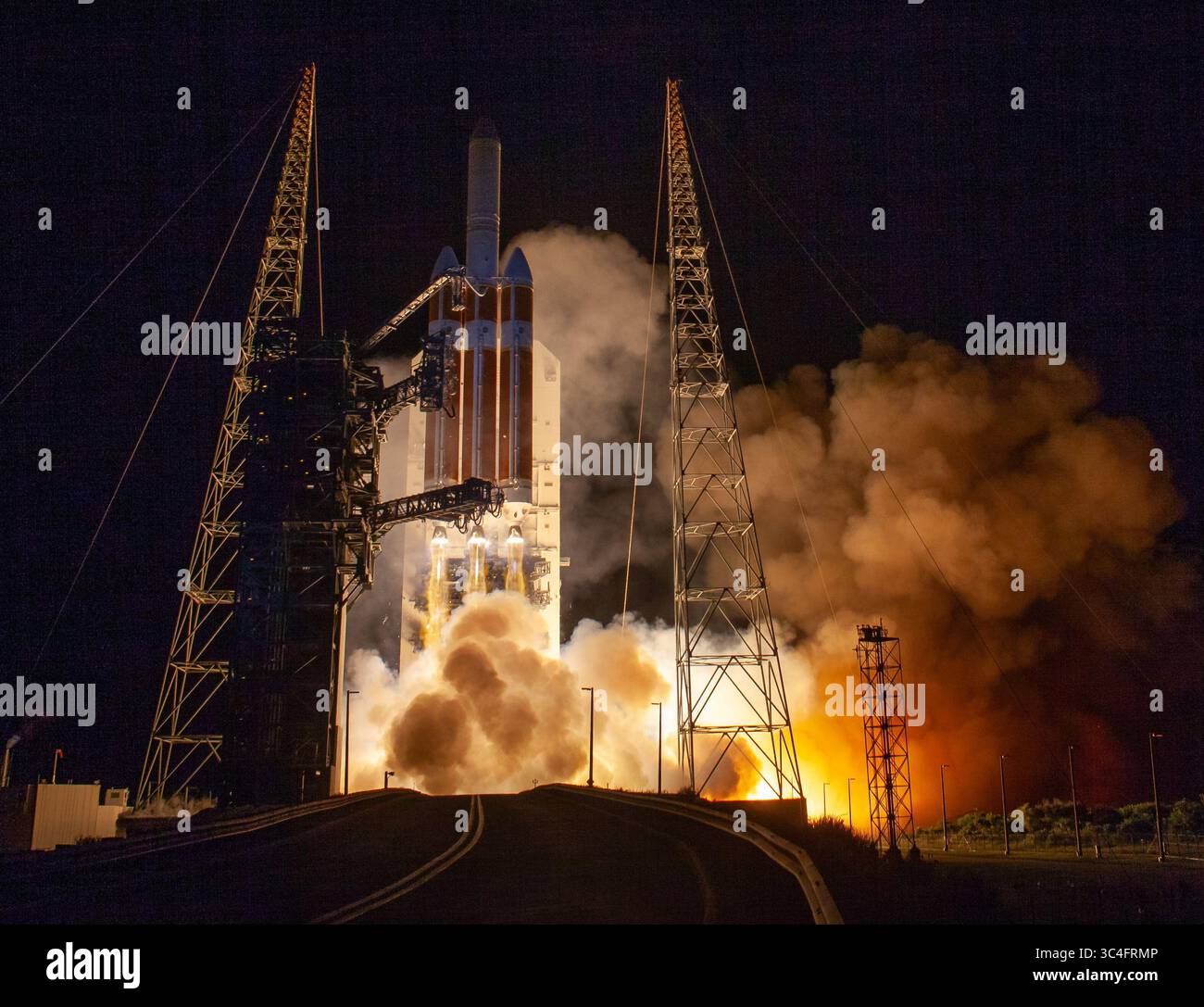 12 agosto 2018 - Cape Canaveral, Florida, Stati Uniti - il razzo Delta IV Heavy della United Launch Alliance lancia la sonda solare Parker della NASA per toccare il Sole, domenica, agosto. 12, 2018 dal Launch Complex 37 alla Cape Canaveral Air Force Station, Florida. Parker Solar Probe è la prima missione dell'umanità in una parte dell'atmosfera del Sole chiamata corona. Qui esplorerà direttamente i processi solari che sono fondamentali per comprendere e prevedere gli eventi meteorologici spaziali che possono influire sulla vita sulla Terra. (Immagine di credito: © Bill Ingalls/NASA via ZUMA Wire/ZUMAPRESS.com) Foto Stock