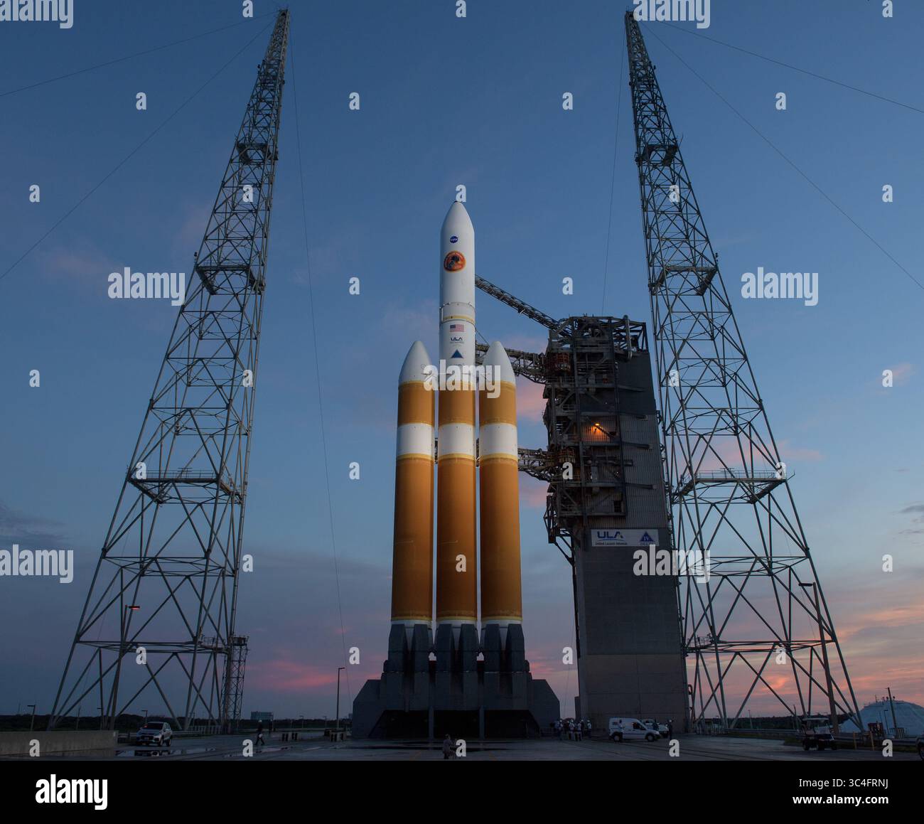 10 agosto 2018 - Cape Canaveral, Florida, Stati Uniti - il razzo Delta IV Heavy della United Launch Alliance con la sonda solare Parker a bordo è visibile poco dopo il rollback della Mobile Service Tower, venerdì agosto. 10, 2018, Launch Complex 37 presso Cape Canaveral Air Force Station in Florida. Parker Solar Probe è la prima missione dell'umanità in una parte dell'atmosfera del Sole chiamata corona. Qui esplorerà direttamente i processi solari che sono fondamentali per comprendere e prevedere gli eventi meteorologici spaziali che possono influire sulla vita sulla Terra. (Immagine di credito: © Bill Ingalls/NASA via ZUMA Wire/ZUMAPR Foto Stock