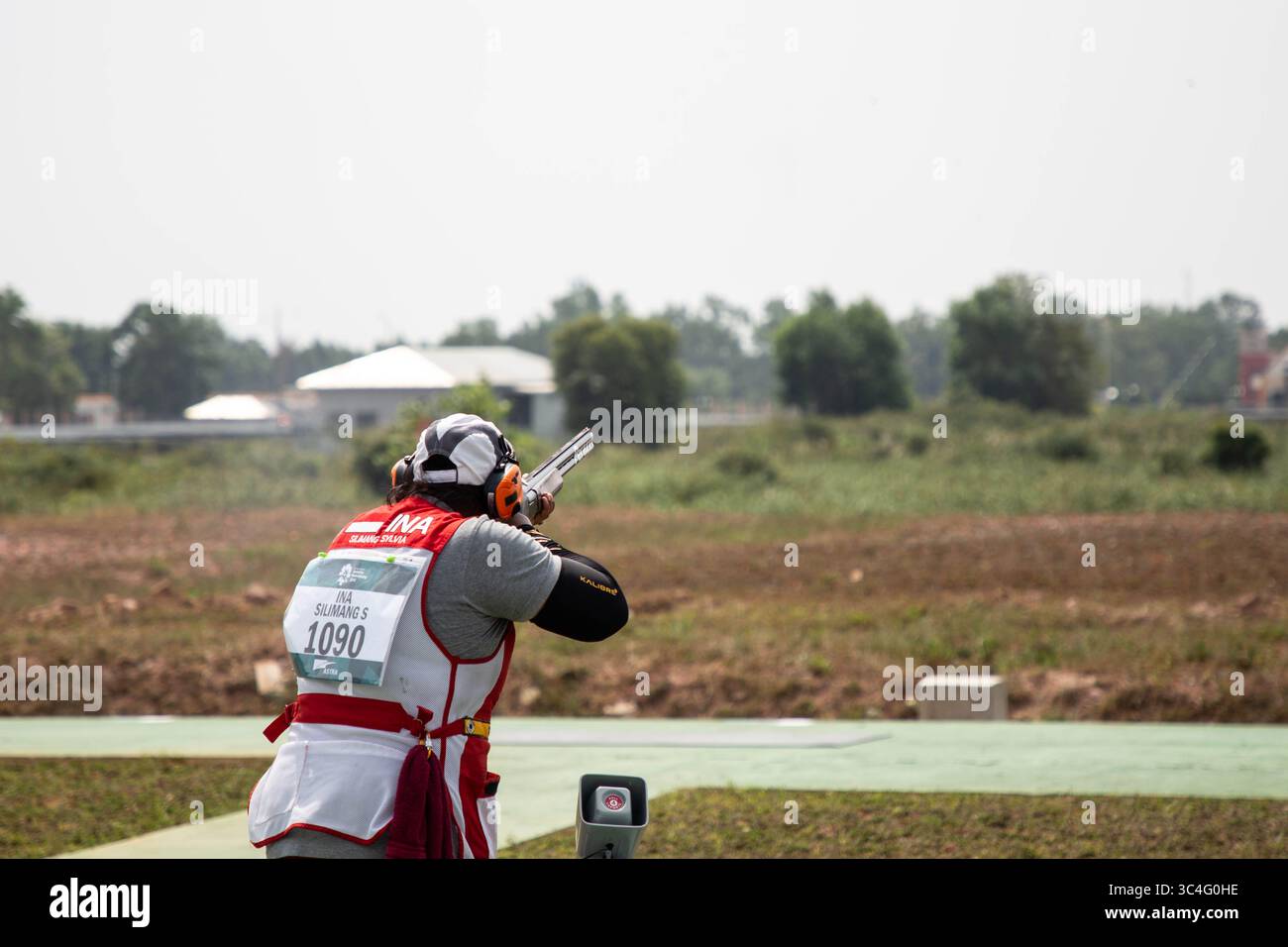 23 agosto 2018 - Palembang, South Sumatera, Indonesia - Jakabaring Stadium, Palembang, South Sumatera, Indonesia, 23 agosto 2018 : SILIMANG SYLVIA dall'Indonesia durante il campionato femminile a doppia trappola, lei e la sua compagna non sono stati pagati dal governo indonesiano per aderire al campionato, lei e qui la sua compagna stavano pagando da tasca per unirsi al campionato sparatutto Asian Games. Gara di doppia trappola per uomini e donne presso la sede di tiro di Jakabaring dei Giochi asiatici 2018. (Immagine di credito: © Donal Husni via ZUMA Wire) Foto Stock