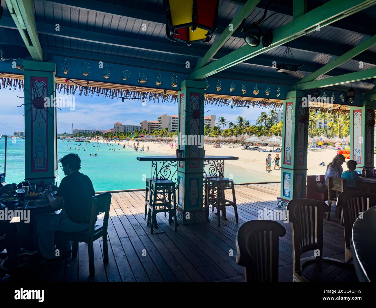 Vista della spiaggia da un Tiki Bar tropicale Foto Stock