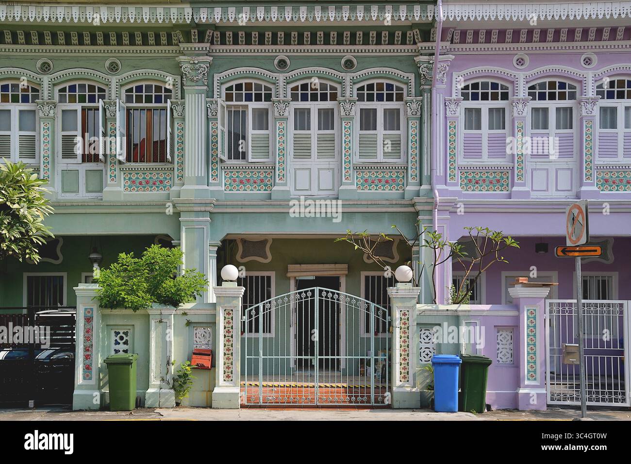 Case con terrazza cinese Peranakan dello stretto conservata con intonaco rococò ornato e colorate piastrelle a mosaico con motivi decorativi Foto Stock