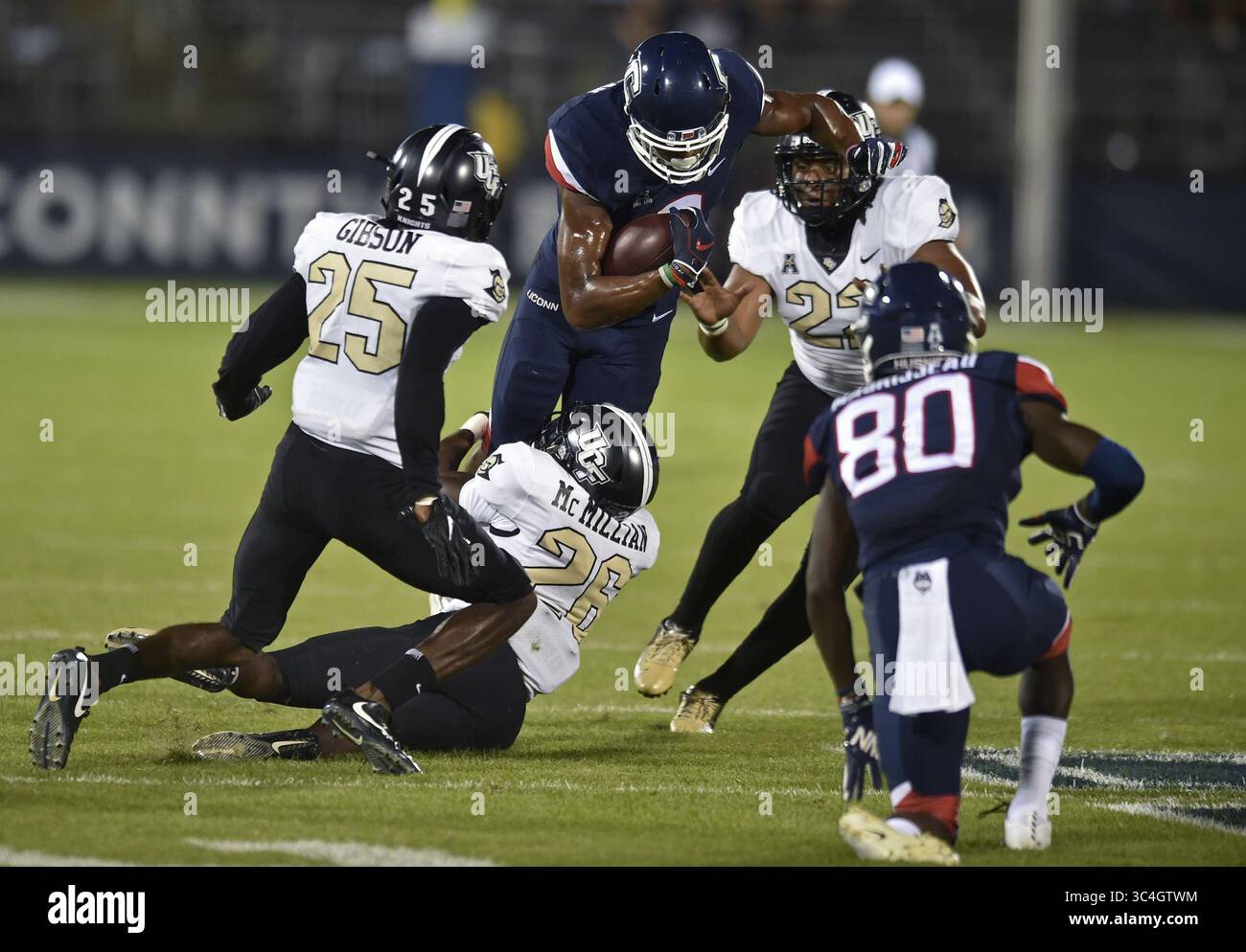 30 agosto 2018 - East Hartford, CT, USA - il tight end del Connecticut Aaron McLean (8) viene sconfitto dal defensive back della UCF Jermaine McMillian (26) al Rentschler Field di East Hartford, Conn., giovedì 30 agosto 2018. UCF ha vinto, 56-17. (Immagine di credito: © Brad Horrigan/Hartford Courant/TNS via ZUMA Wire) Foto Stock