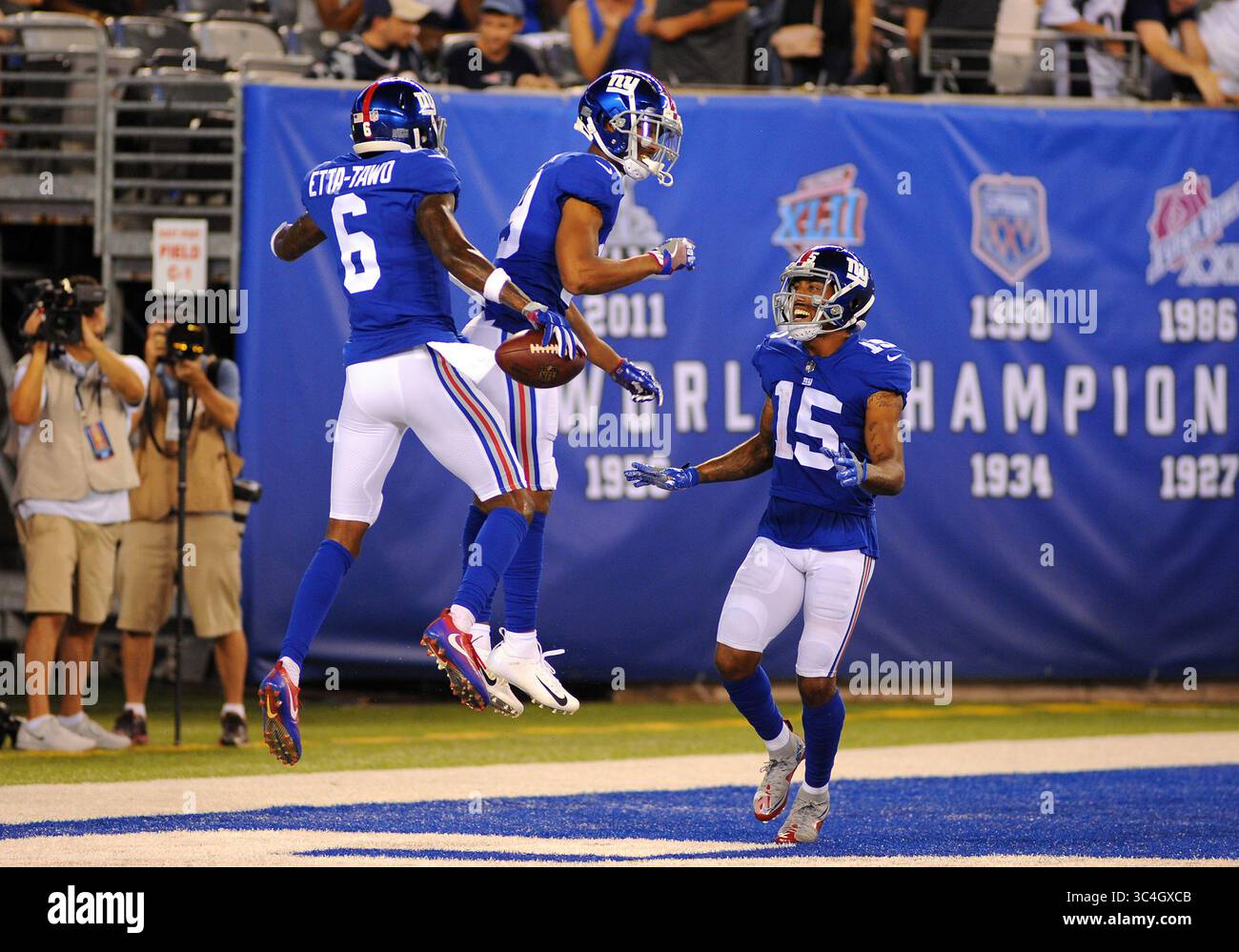 30 agosto 2018 - 26 luglio 2018: Il wide receiver dei New York Giants AMBA ETTA-TAWO (6) festeggia con TRAVIS RUDOLPH (19) mentre HUNTER SHARP (15) si appresta a congratularsi con Hime mentre ritorna punt per un touchdown durante la partita di esibizione contro i New England Patriots. La partita si è svolta al Met Life Stadium, East Rutherford, NJ (Credit Image: © Bennett CohenZUMA Wire) Foto Stock