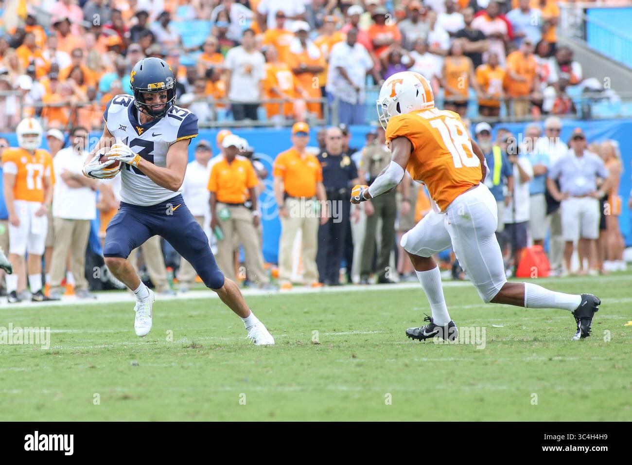 1 settembre 2018: Il wide receiver dei West Virginia Mountaineers David Sills V (13) prende la palla e corre per un primo down durante l'azione di football NCAA tra i West Virginia Mountaineers e i Tennessee Volunteers al Belk College Kickoff al Bank of America Stadium di Charlotte, North Carolina. Jonathan Huff/CSM(immagine di credito: &Copy; Jonathan Huff/CSM tramite cavo ZUMA) Foto Stock