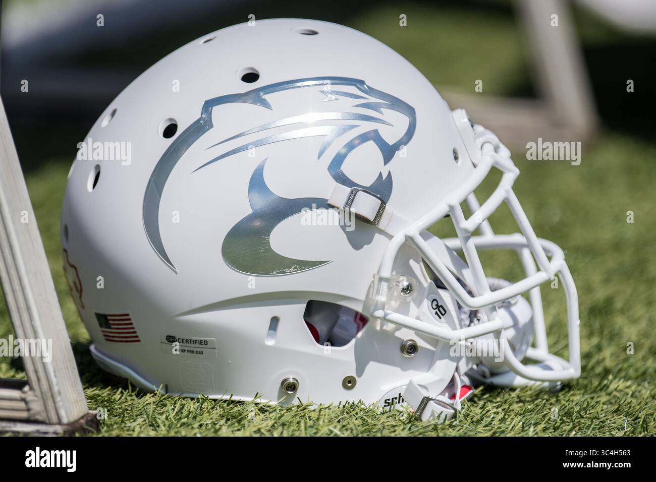1 settembre 2018: Un casco bianco Houston Cougars con il logo della testa cougar d'argento si trova a bordo campo durante il secondo quarto di una partita di football NCAA tra gli Houston Cougars e i Rice Owls al Rice Stadium di Houston, Texas. Houston ha vinto la partita 45 a 27...Trask Smith/CSM(Credit Image: &Copy; Trask Smith/CSM via ZUMA Wire) Foto Stock