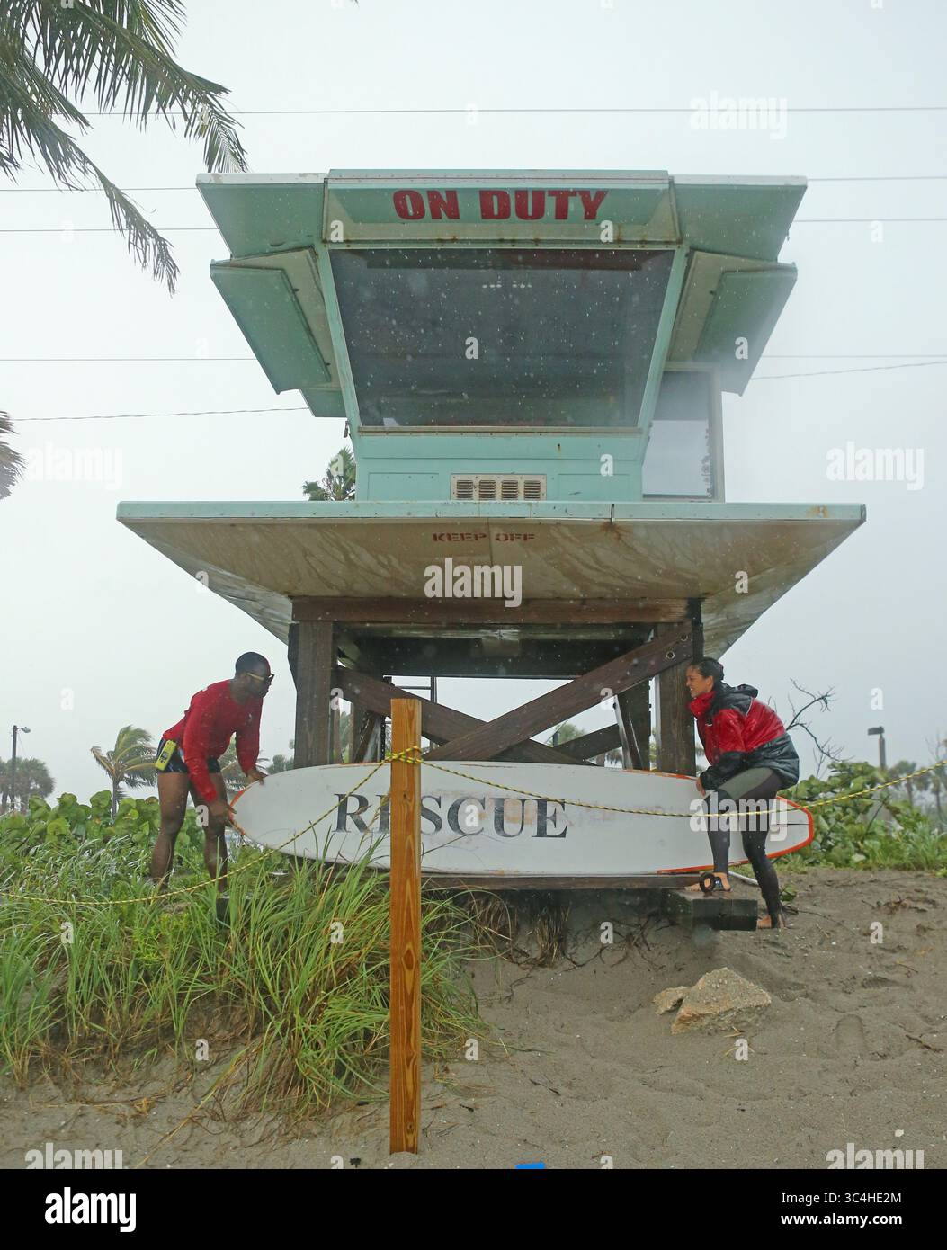 3 settembre 2018 - Dania Beach, FL, USA - Dania Beach Ocean Rescue Alice Henley e Dillon Wise si proteggono la tavola da surf mentre Tropical Storm Gordon passa dal sud della Florida con raffiche di vento e forti precipitazioni per la festa del Labor Day di lunedì 3 settembre 2018. (Immagine di credito: © David Santiago/Miami Herald/TNS via ZUMA Wire) Foto Stock