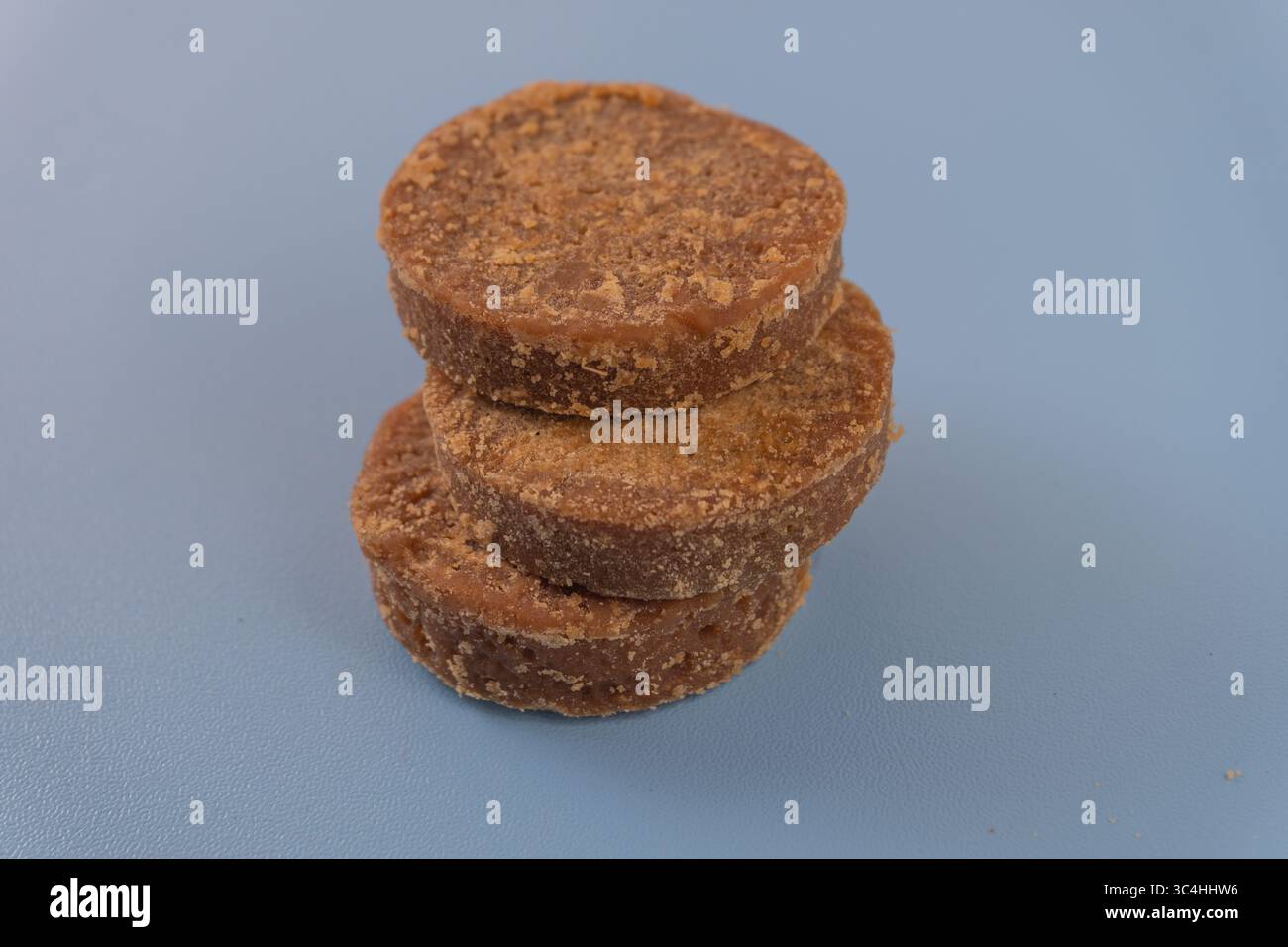 Una pila di tradizionali blocchi di zucchero di palma (gula merah) disposti in modo ordinato. Dolcificante naturale comunemente usato nella cucina del Sud-Est Asiatico, ricco di colori e t Foto Stock