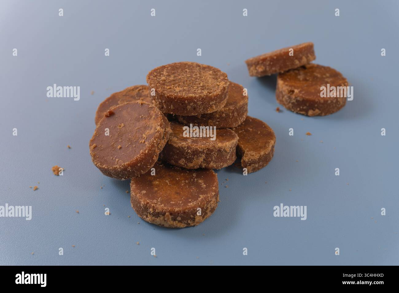 Una pila di tradizionali blocchi di zucchero di palma (gula merah) disposti in modo ordinato. Dolcificante naturale comunemente usato nella cucina del Sud-Est Asiatico, ricco di colori e t Foto Stock