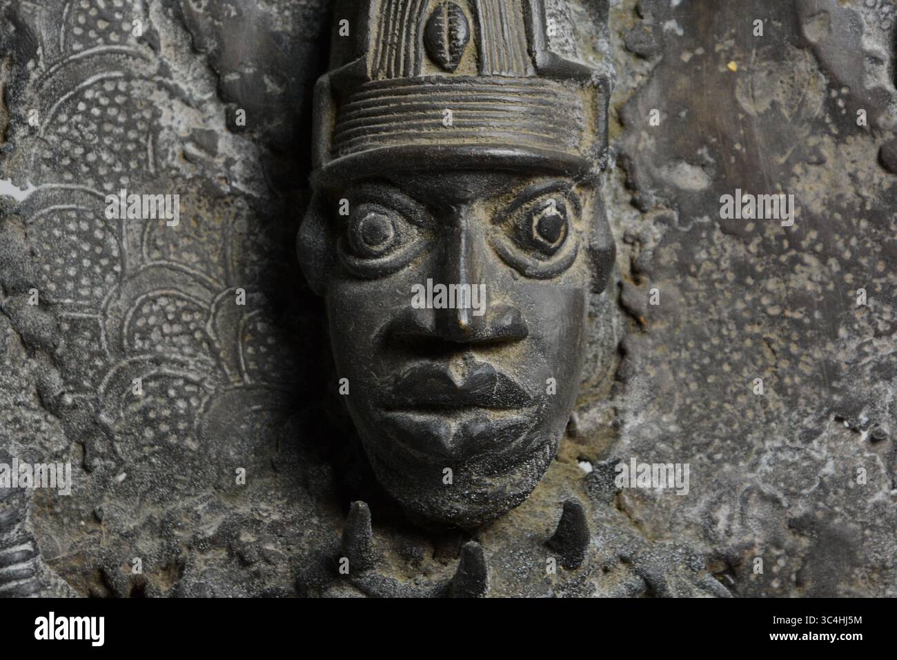 Targa reale di bronzo del Benin, arte tribale africana Foto Stock