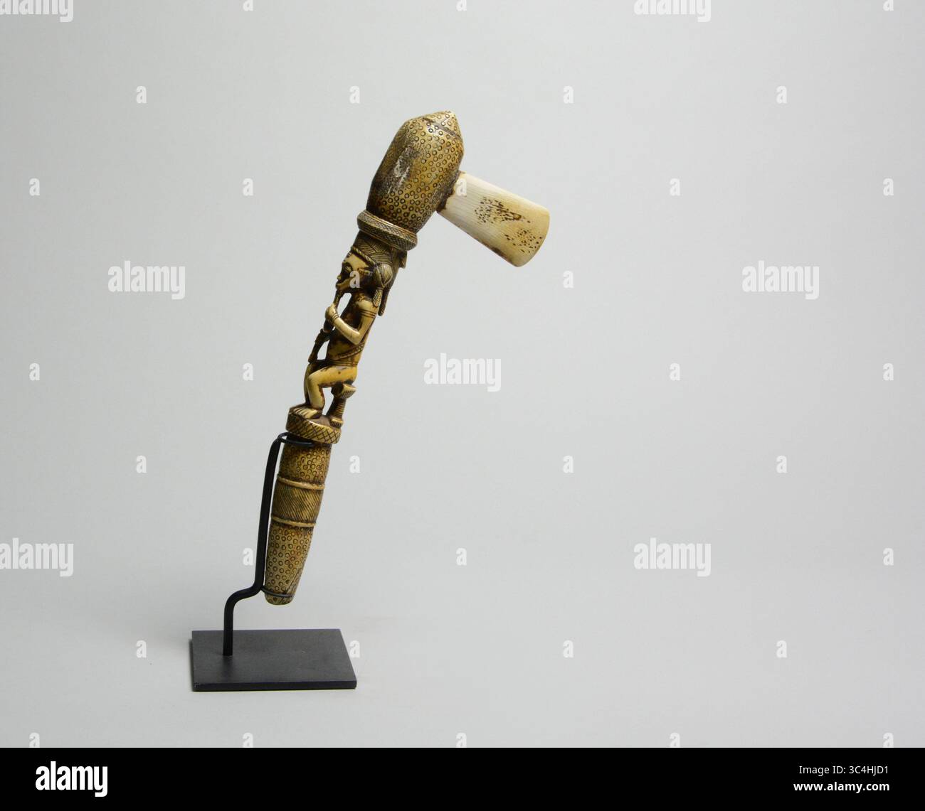 Axe cerimoniale d'avorio intagliato con arte tribale africana Foto Stock