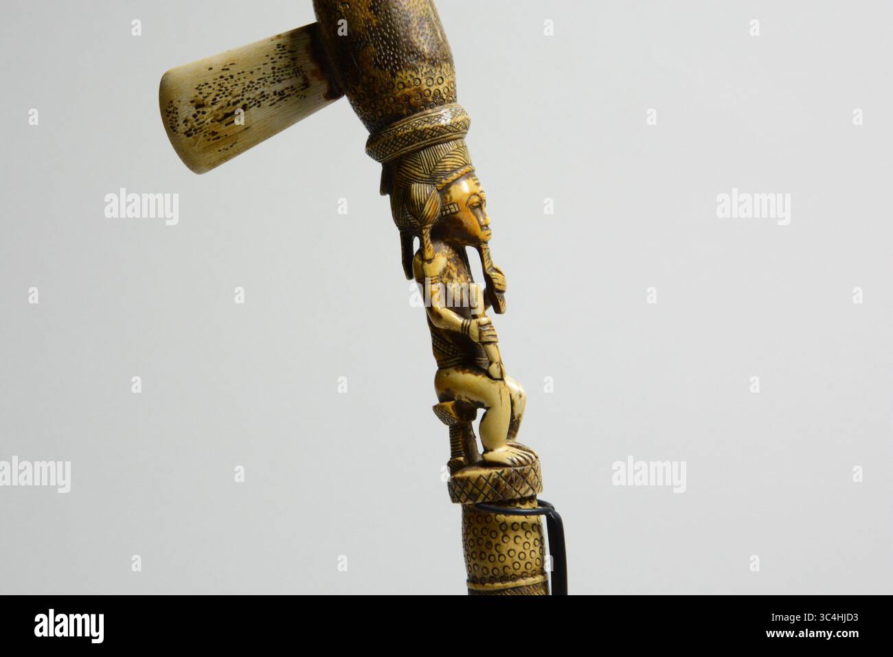 Axe cerimoniale d'avorio intagliato con arte tribale africana Foto Stock