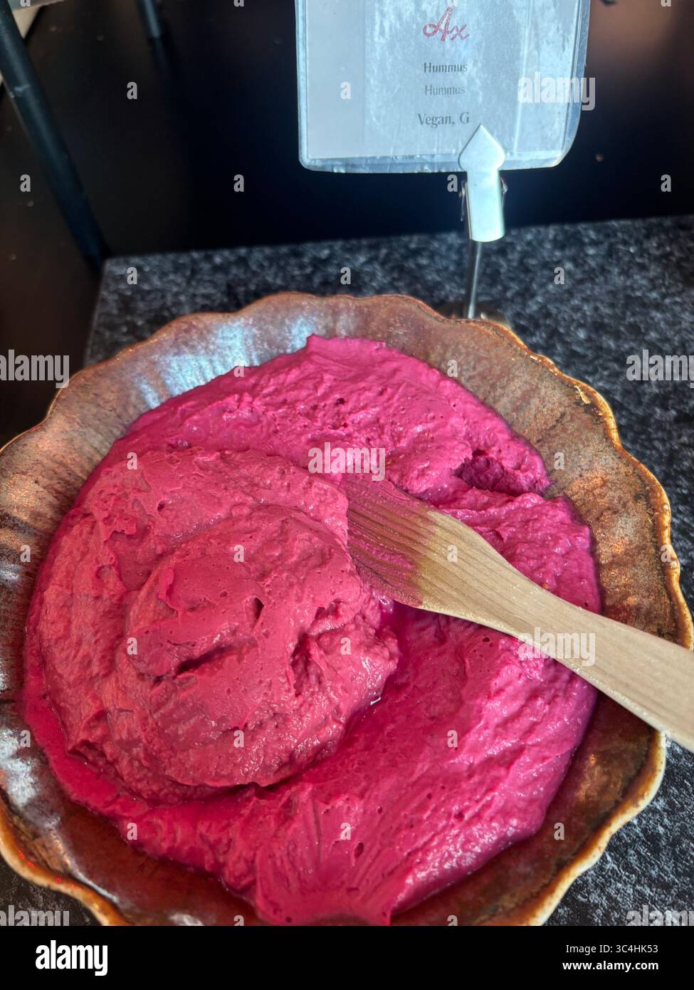 Una ciotola di barbabietola Hummus. Foto Stock