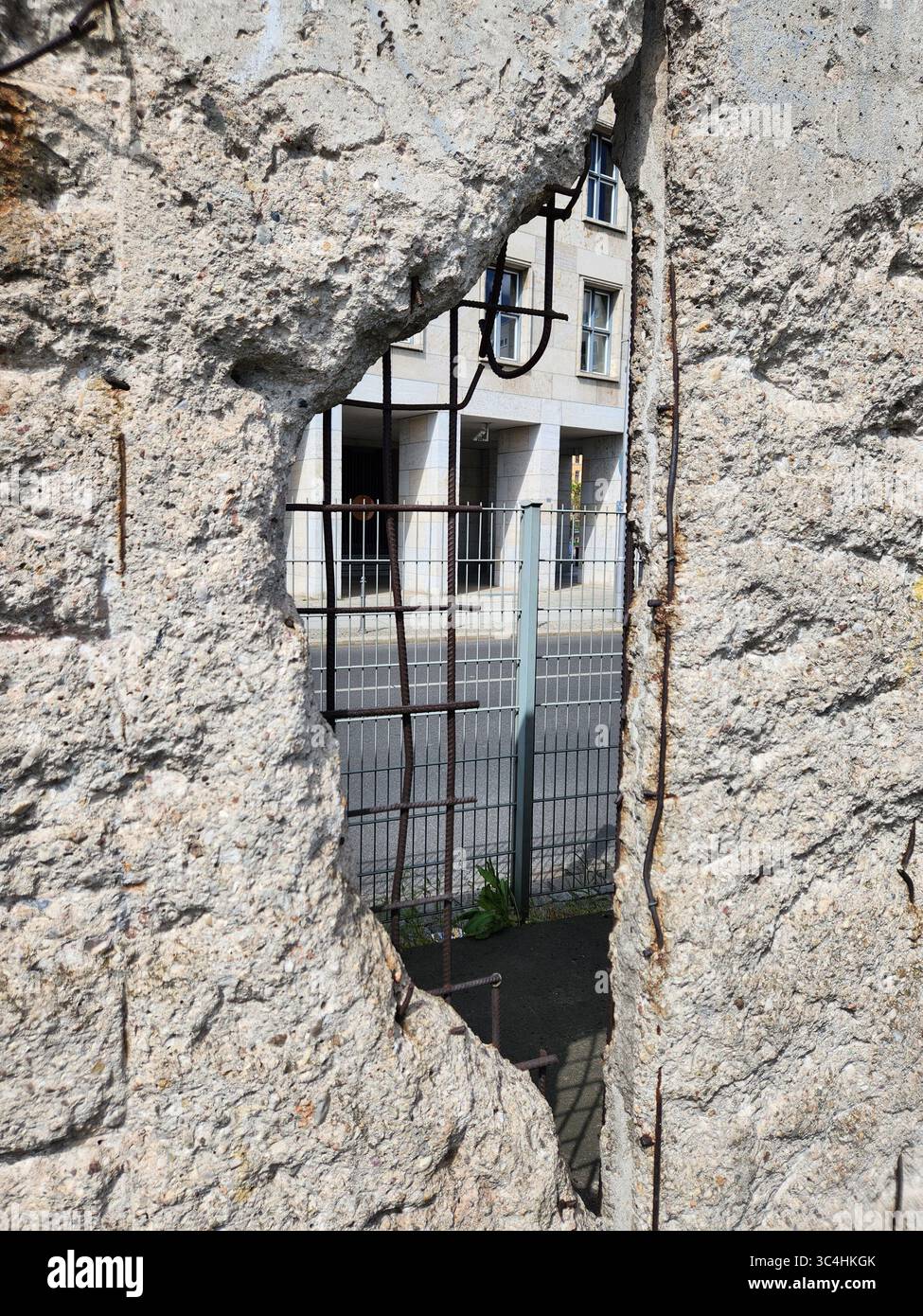 un buco in quello che rimane del muro di berlino Foto Stock