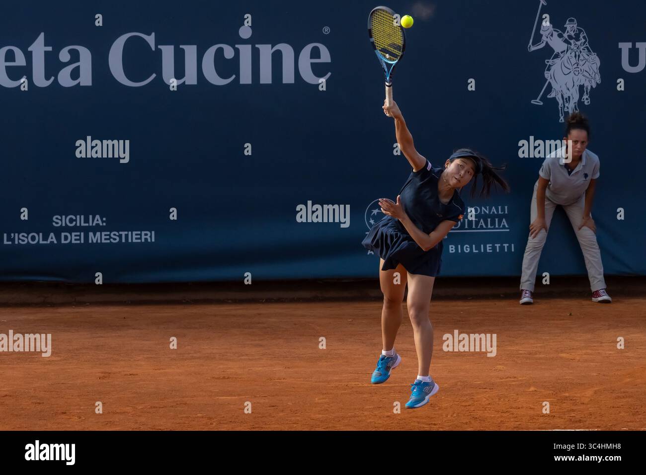 Palermo, Italia. 26 luglio 2025. Palermo Ladies Open 2025: Estelle Cascino e Shuo Feng contro Momoko Kobori e Ayano Shimizu. Ayano Shimizu durante la partita finale a Palermo. (Foto di Antonio Melita/Pacific Press) credito: Pacific Press Media Production Corp./Alamy Live News Foto Stock