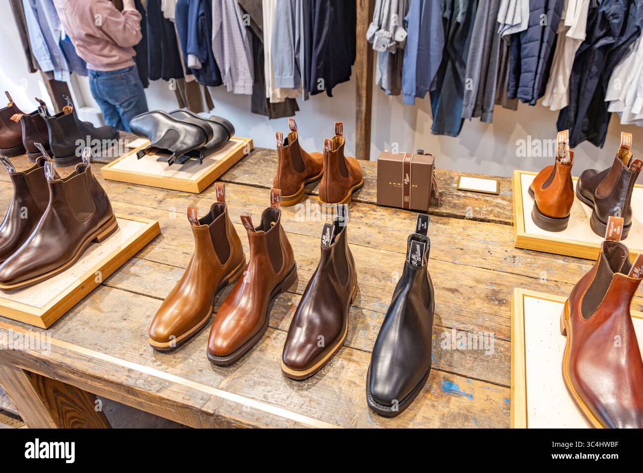 Negozio R M Williams, Melbourne, Victoria, Australia, negozio di stivali e abbigliamento di lusso di proprietà australiana, negozio di stivali e abbigliamento interni in pelle Foto Stock