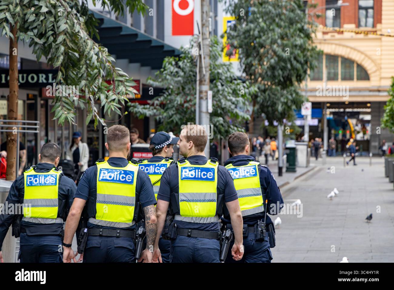 Melbourne, Victoria, Australia, un gruppo di poliziotti maschi di Melbourne pattugliano Elizabeth Street nel centro di Melbourne fornendo polizia visibile Foto Stock