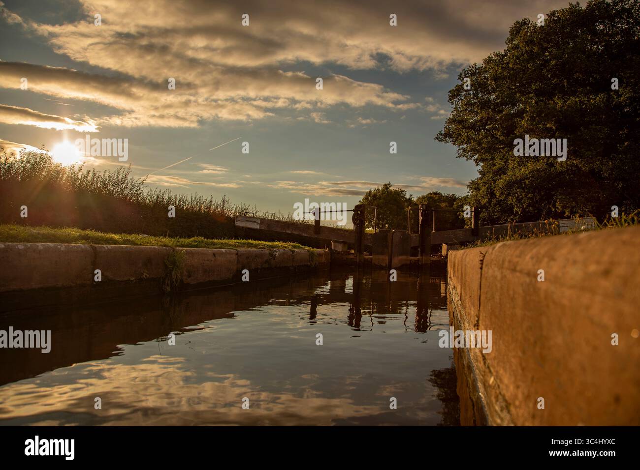 Cancello di Canal Lock sul canale Shropshire Union,. Inghilterra, alla luce del sole. Concetto di vacanza sulle vie navigabili interne. Foto Stock