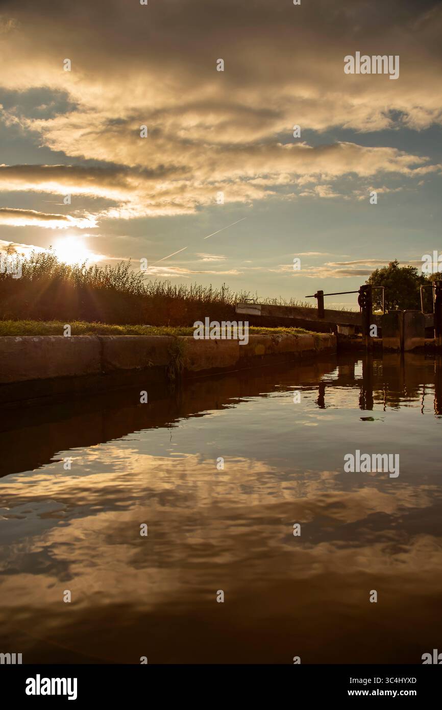 Cancello di Canal Lock sul canale Shropshire Union,. Inghilterra, alla luce del sole. Concetto di vacanza sulle vie navigabili interne. Foto Stock